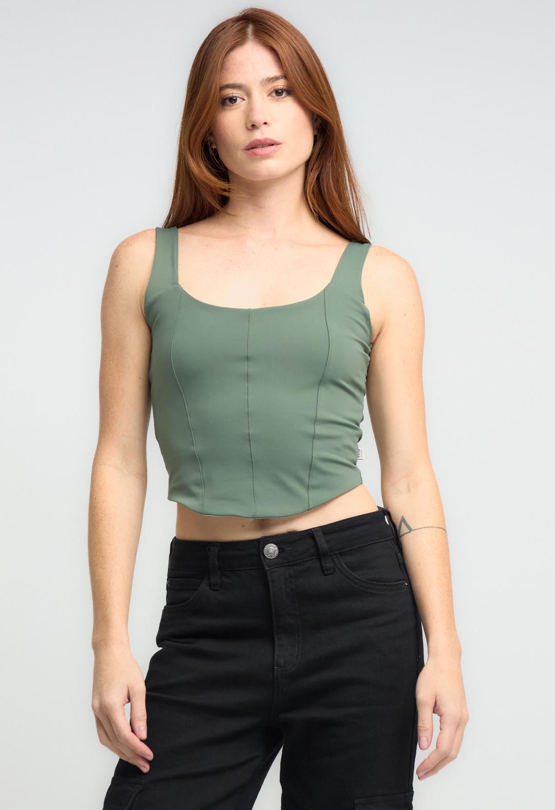 Camiseta verde oscuro con escote curvo para mujeres