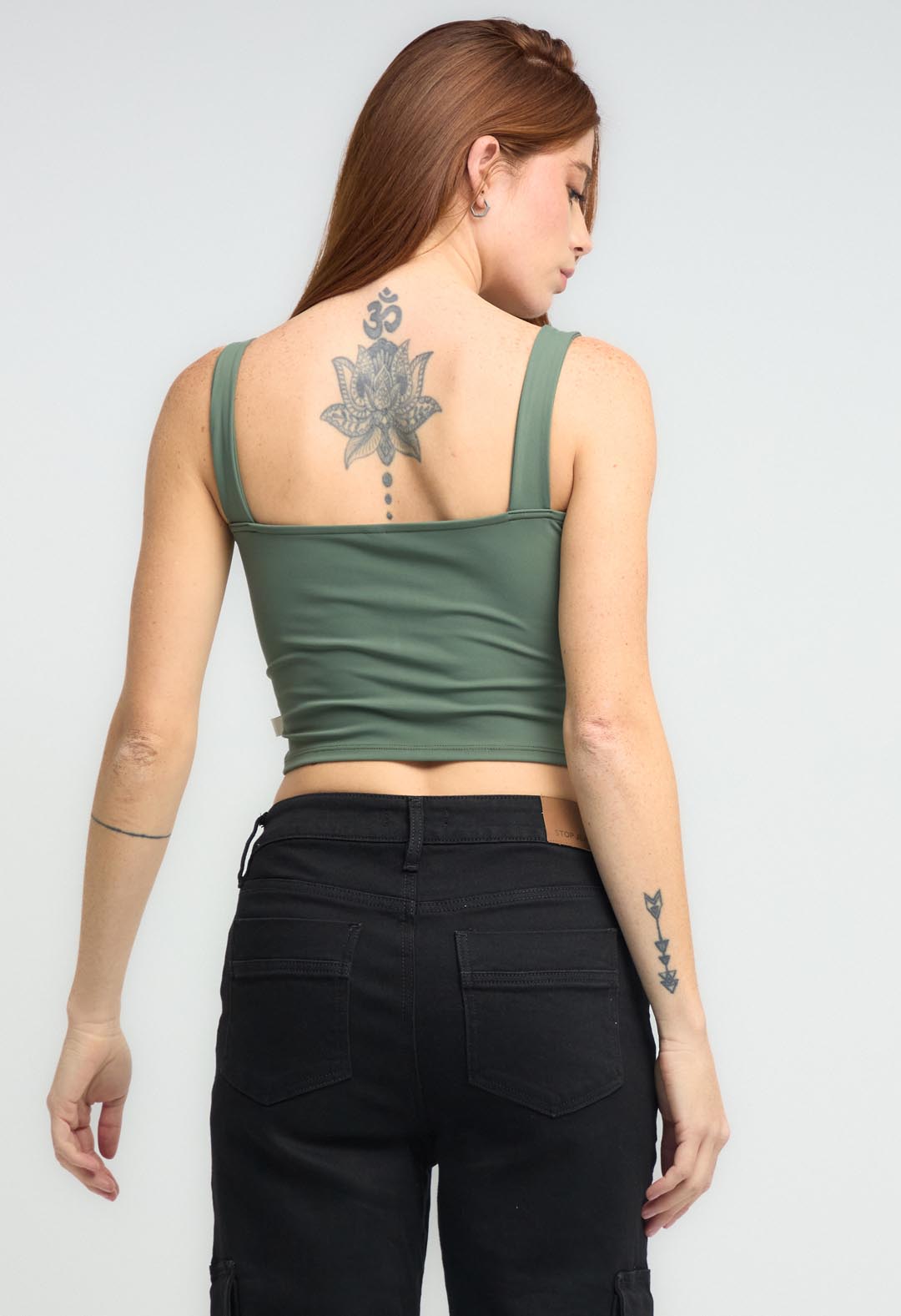 Camiseta verde oscuro con escote curvo para mujeres