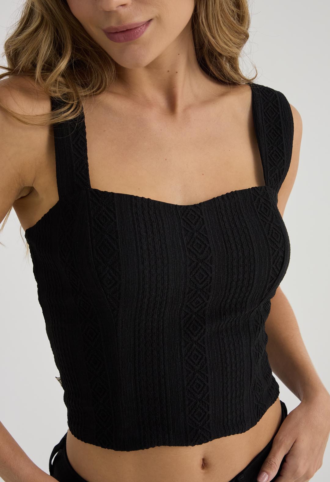 Camiseta negra con escote cuadrado para mujer