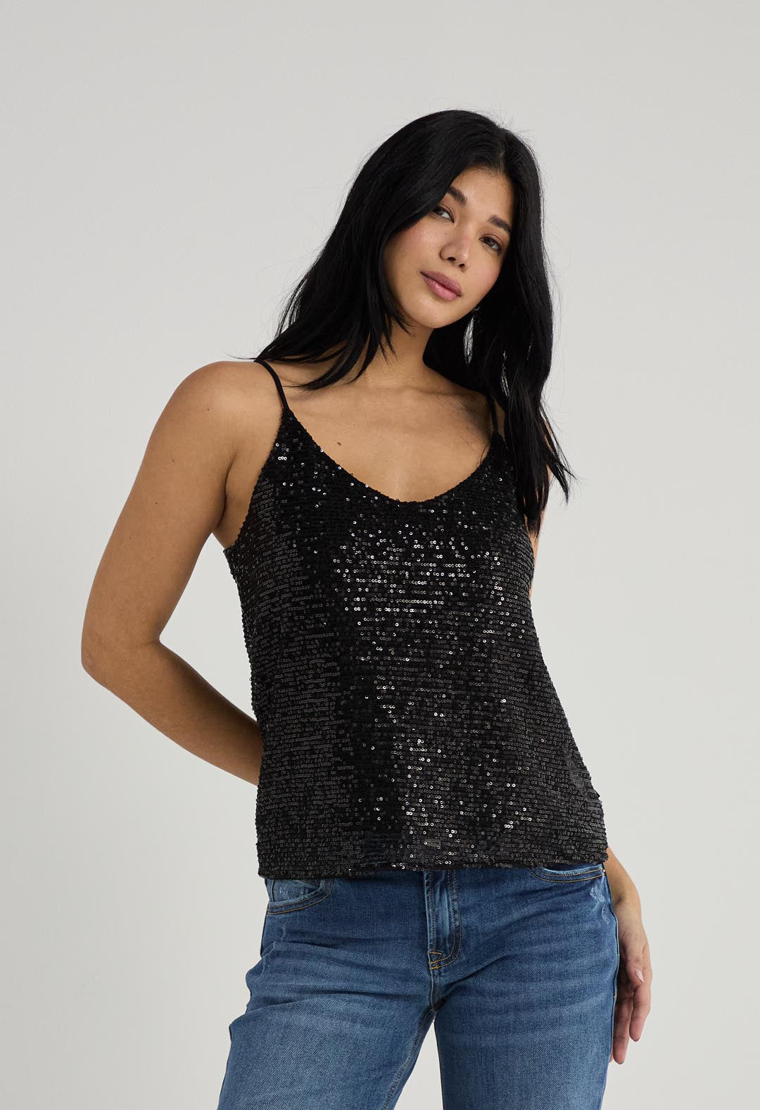 Camiseta negra con escote en V para mujer