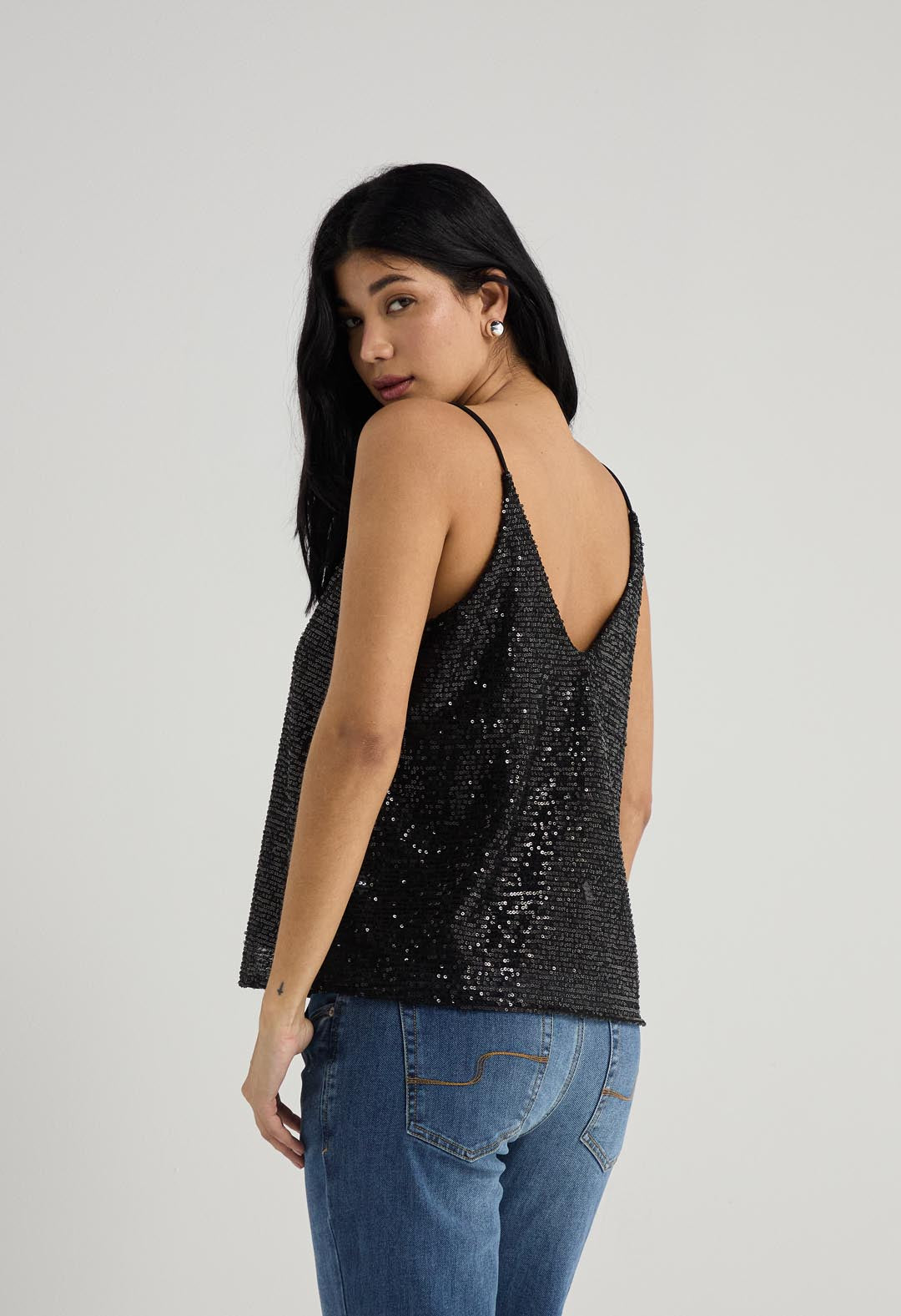 Camiseta negra con escote en V para mujer