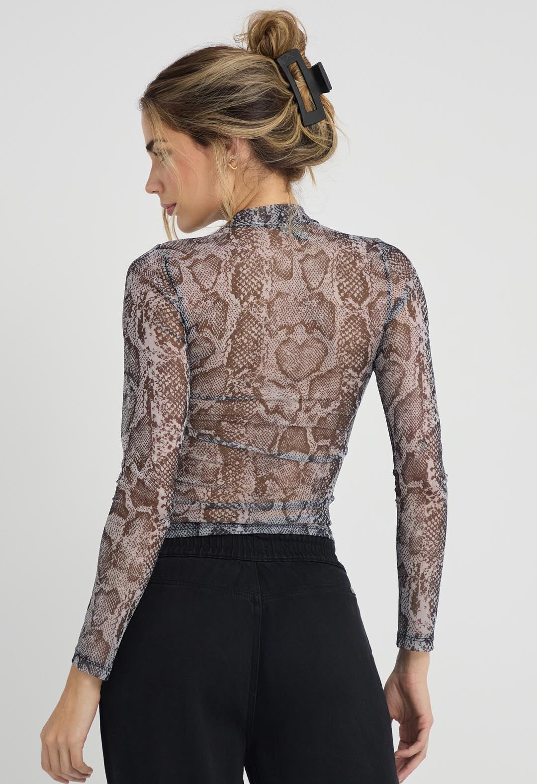 Camiseta negra con cuello alto para mujer