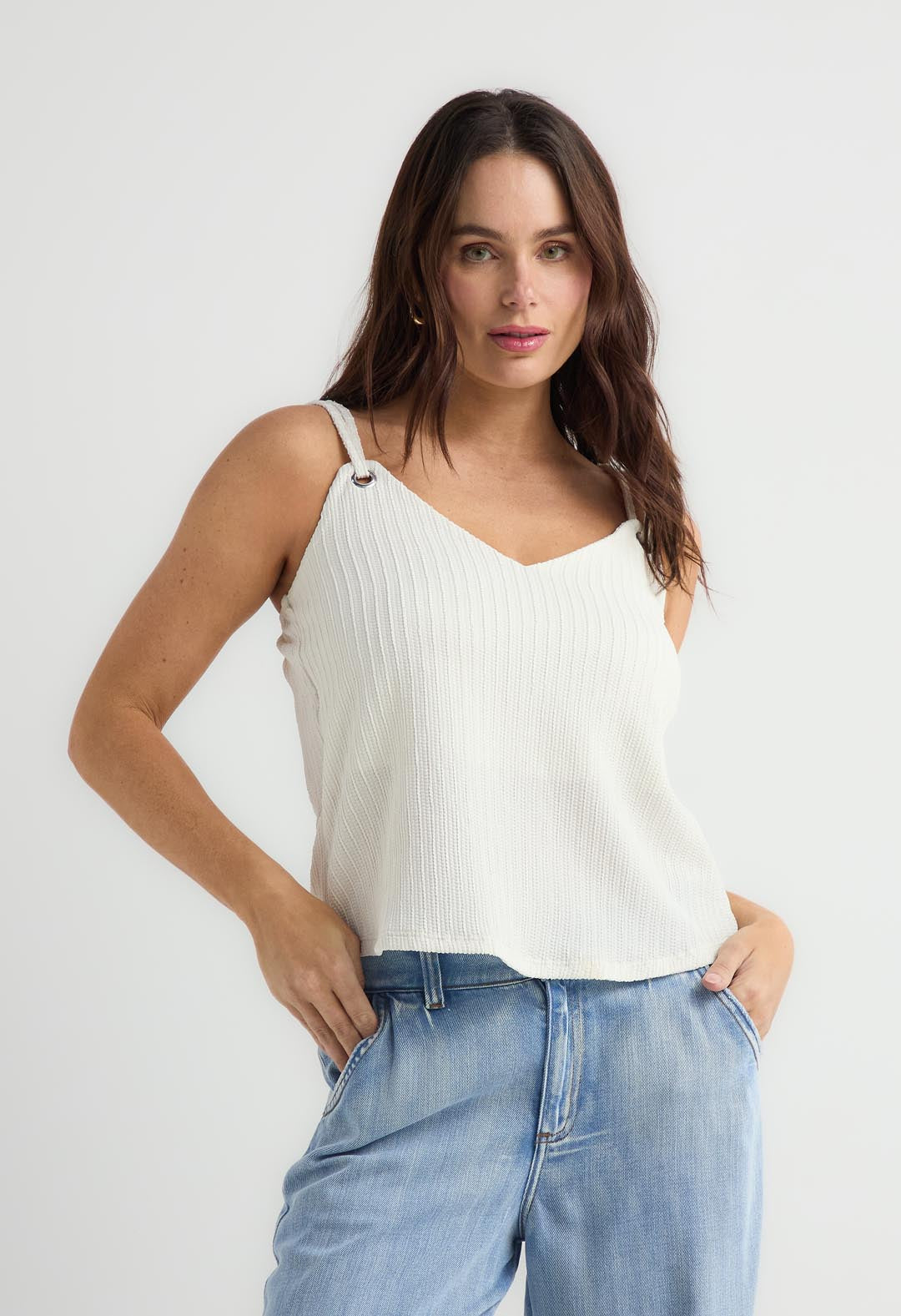 Camiseta de tiras marfil con escote en V para mujer