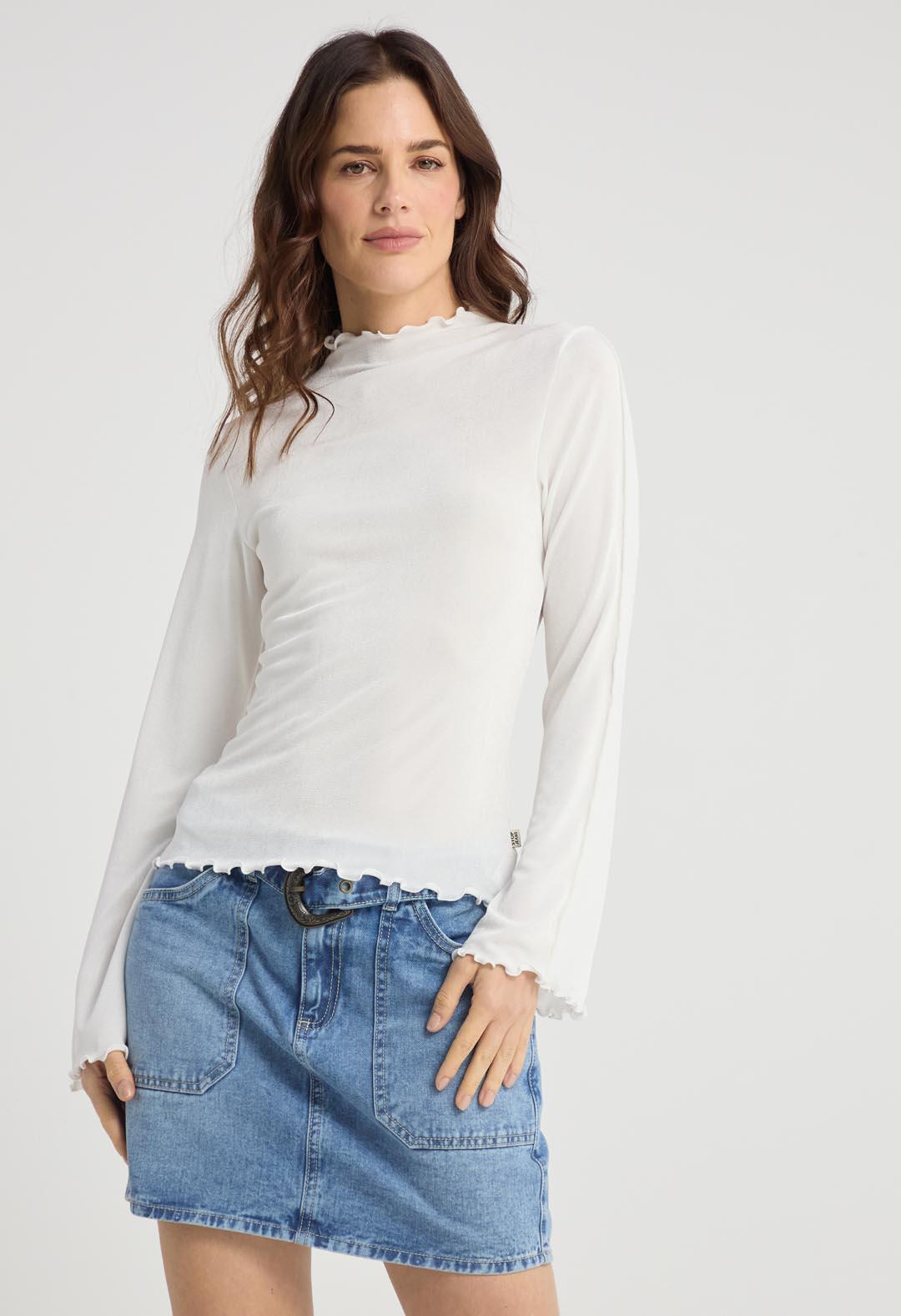 Camiseta marfil con costuras expuestas para mujeres