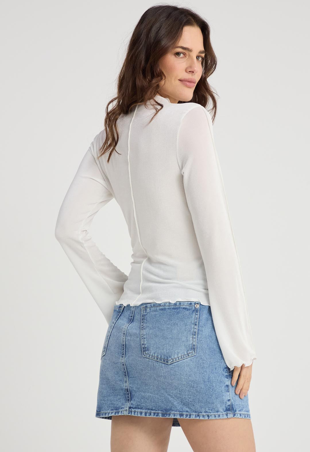 Camiseta marfil con costuras expuestas para mujeres