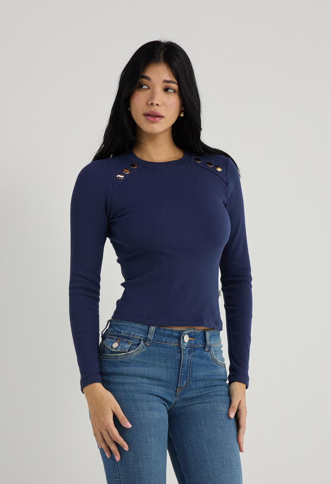 Camiseta azul navy con broches decorativos para mujer