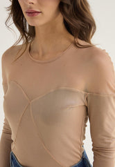 Camiseta arena con cortes en frente para mujer