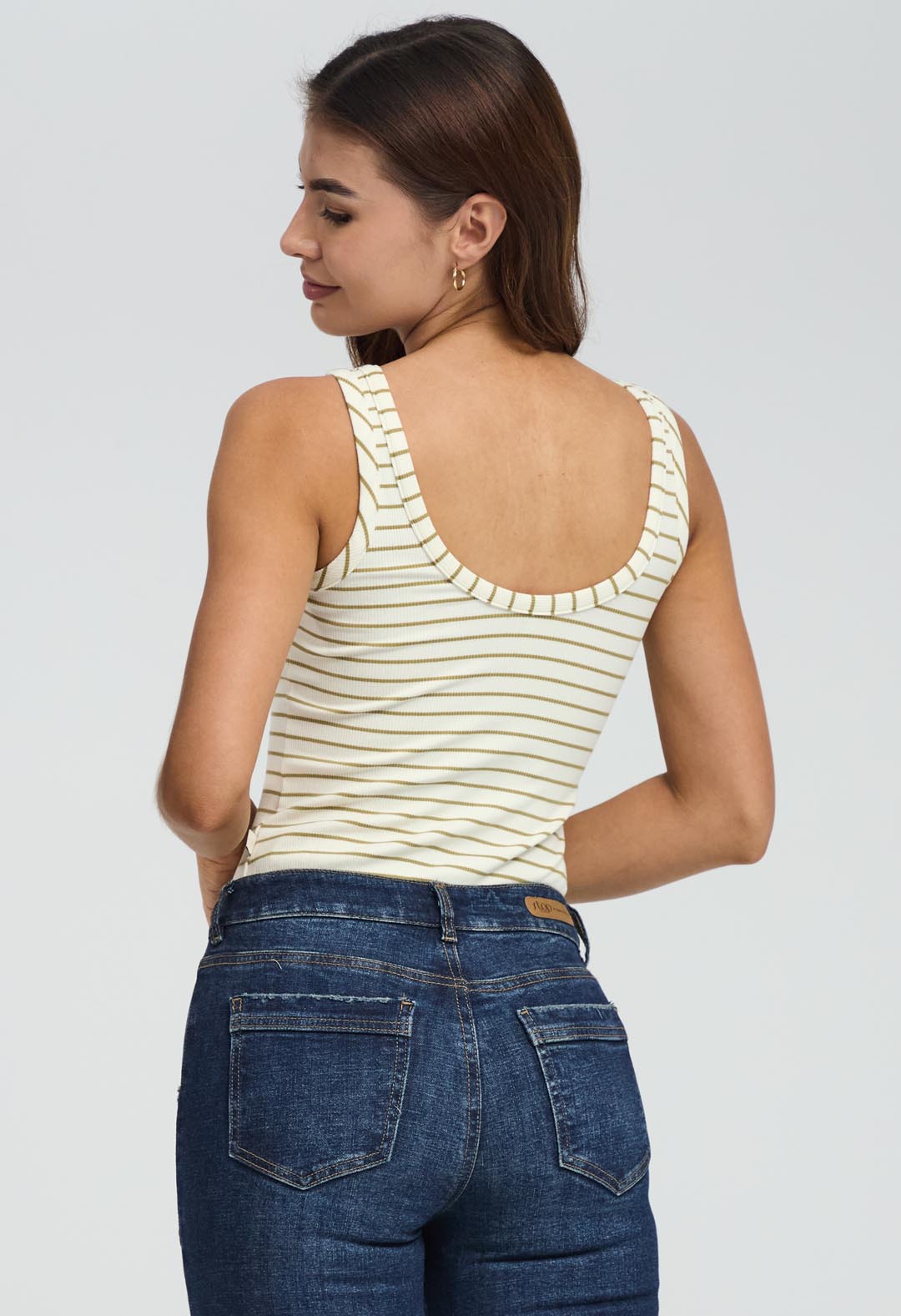Camiseta pistacho con escote en V para mujeres