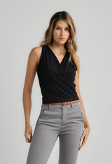 Top negra con drapeado para mujeres