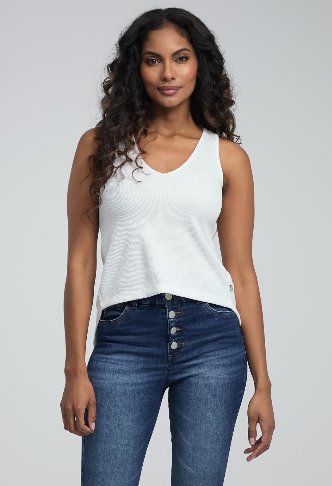 Camiseta marfil con escote en espalda para mujeres