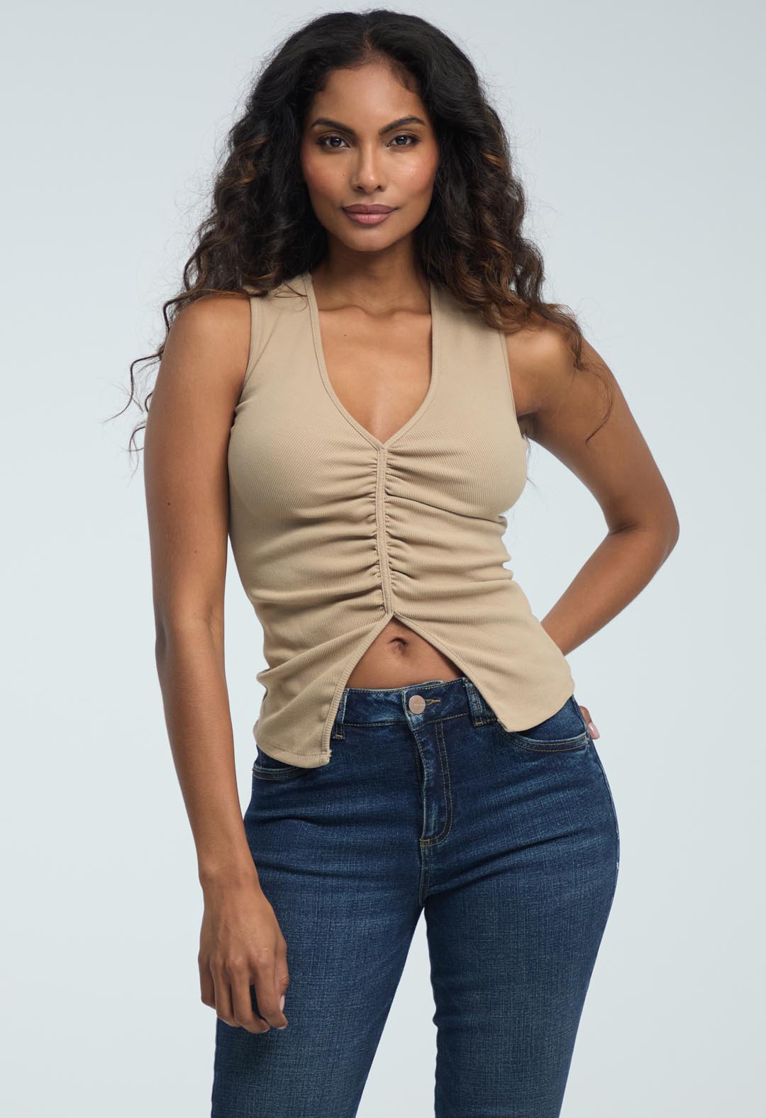 Camiseta chocolate con abertura en frente para mujeres