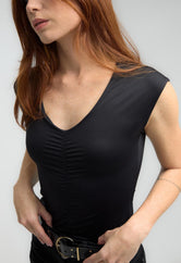 Camiseta negra con cuello en V para mujeres