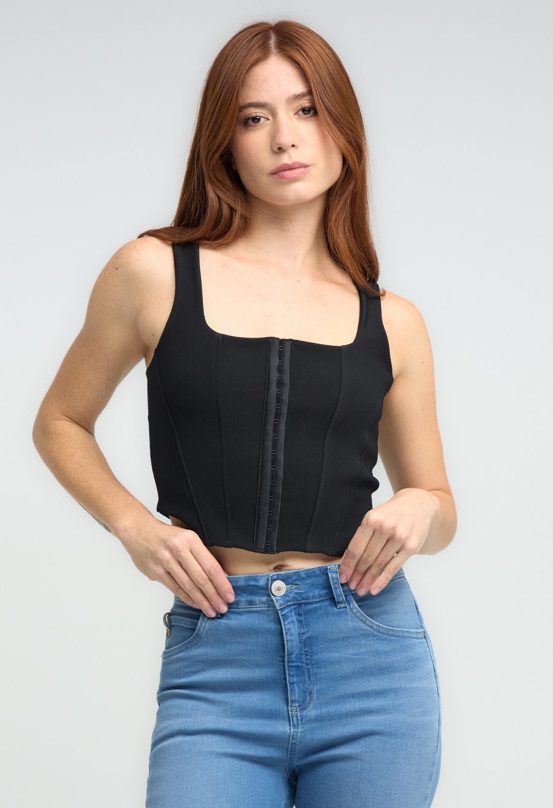 Camiseta negro con abrochadura para mujeres