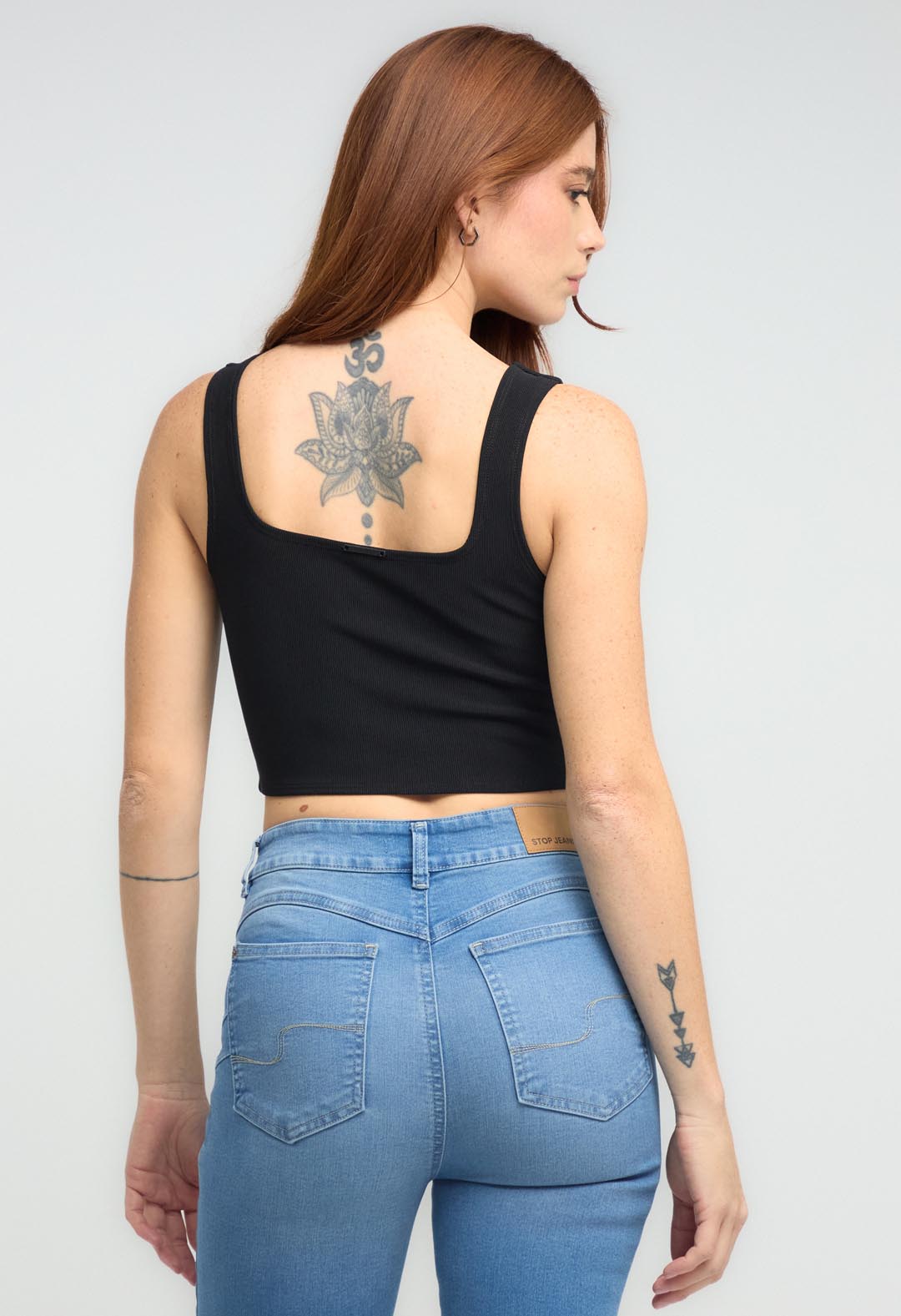 Camiseta negro con abrochadura para mujeres