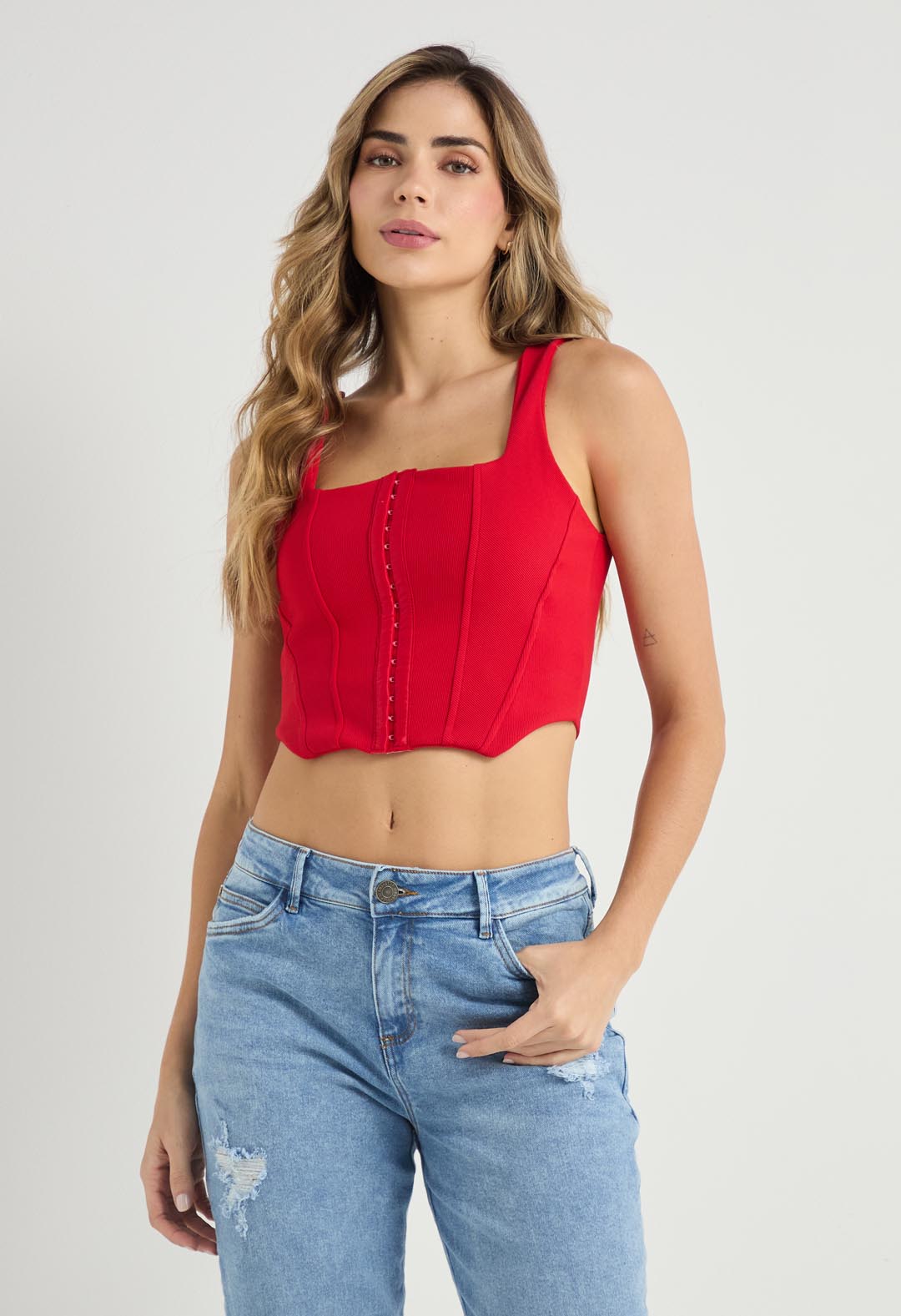 Camiseta rojo intenso con abrochadura para mujeres