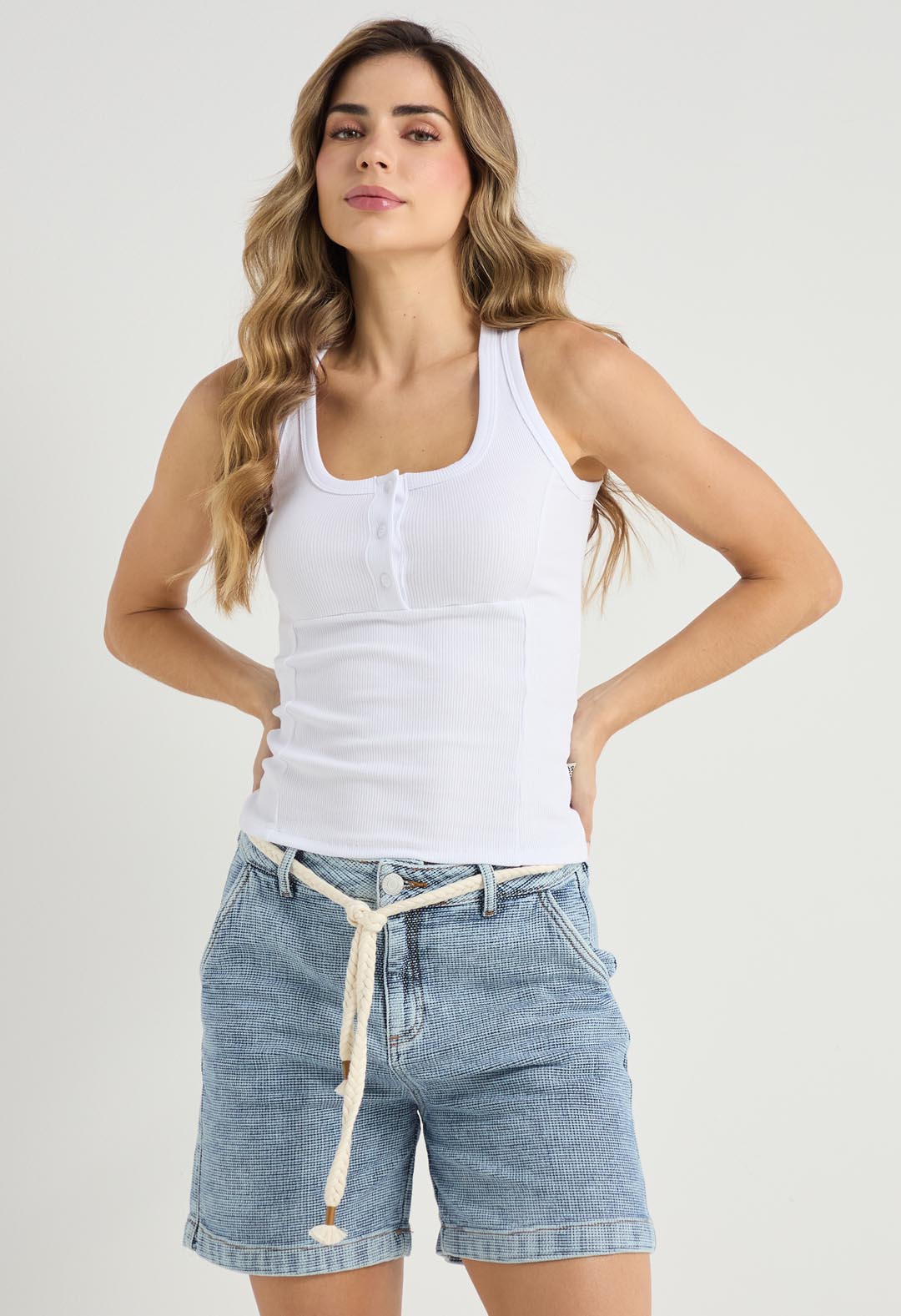 Camiseta blanca con escote cuadrado para mujer
