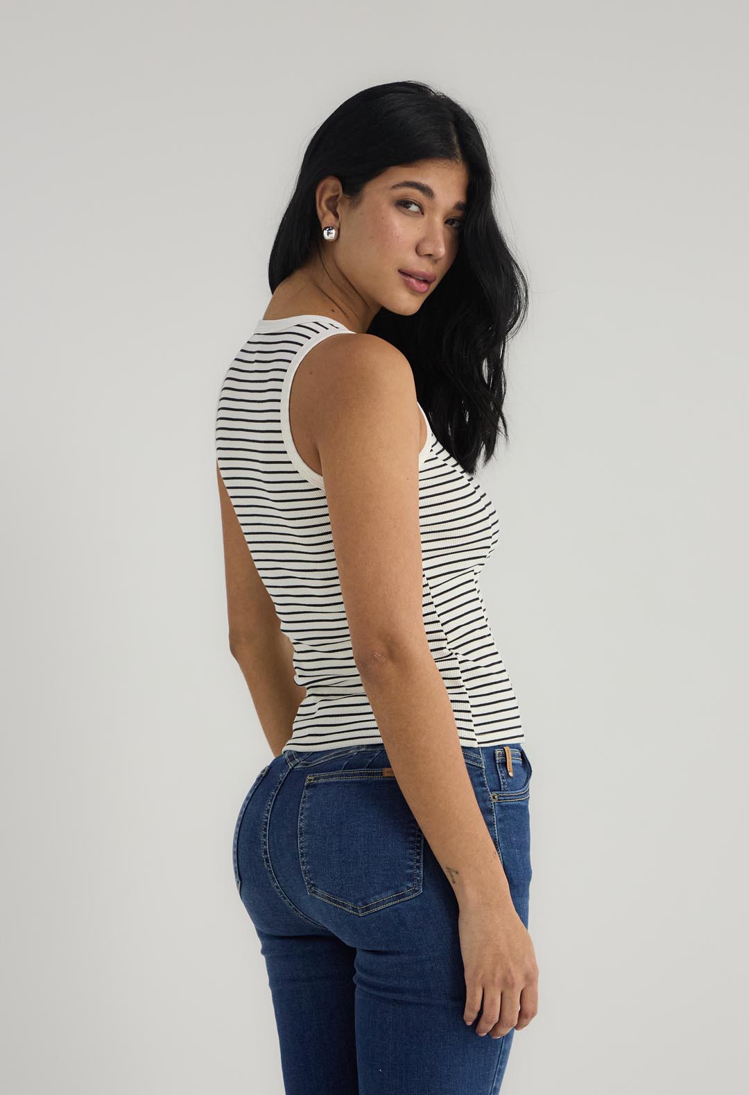 Camiseta marfil con escote cuadrado para mujer