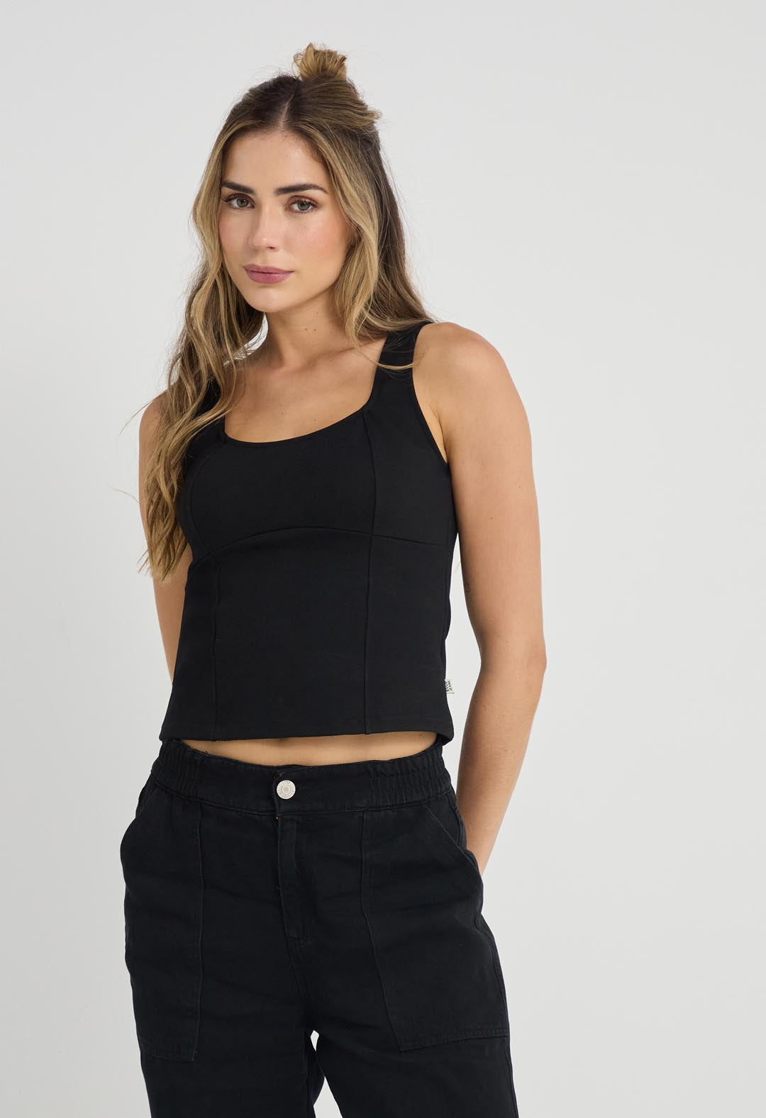 Camiseta negra con cortes para mujer