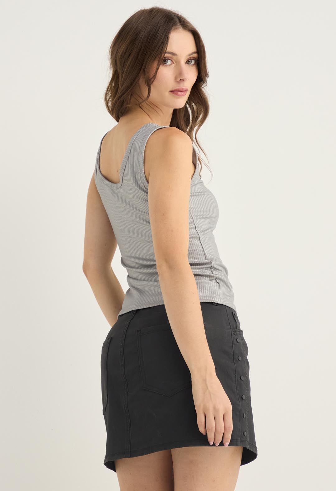 Camiseta plateada y silueta ajustada para mujer