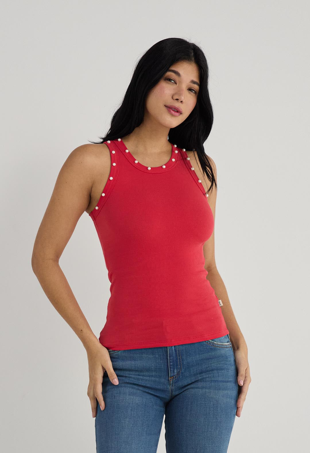 Camiseta en rib roja con perlas para mujer