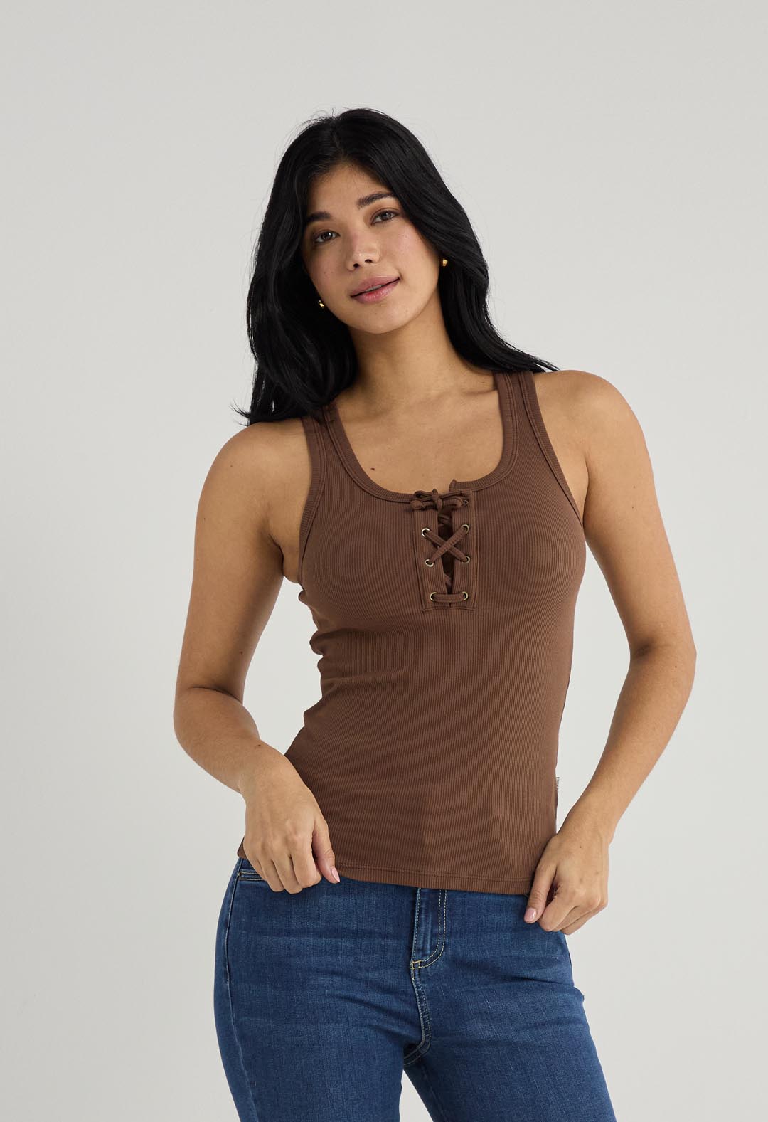 Camiseta chocolate con ojaletes para mujer