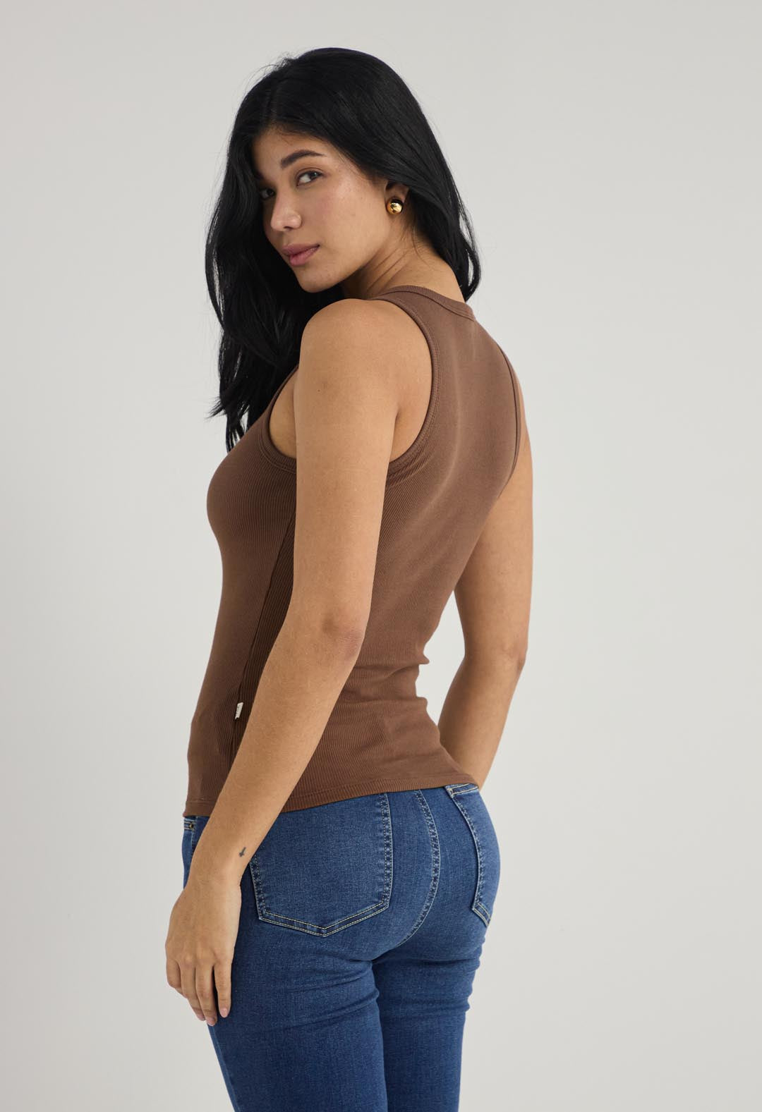Camiseta chocolate con ojaletes para mujer