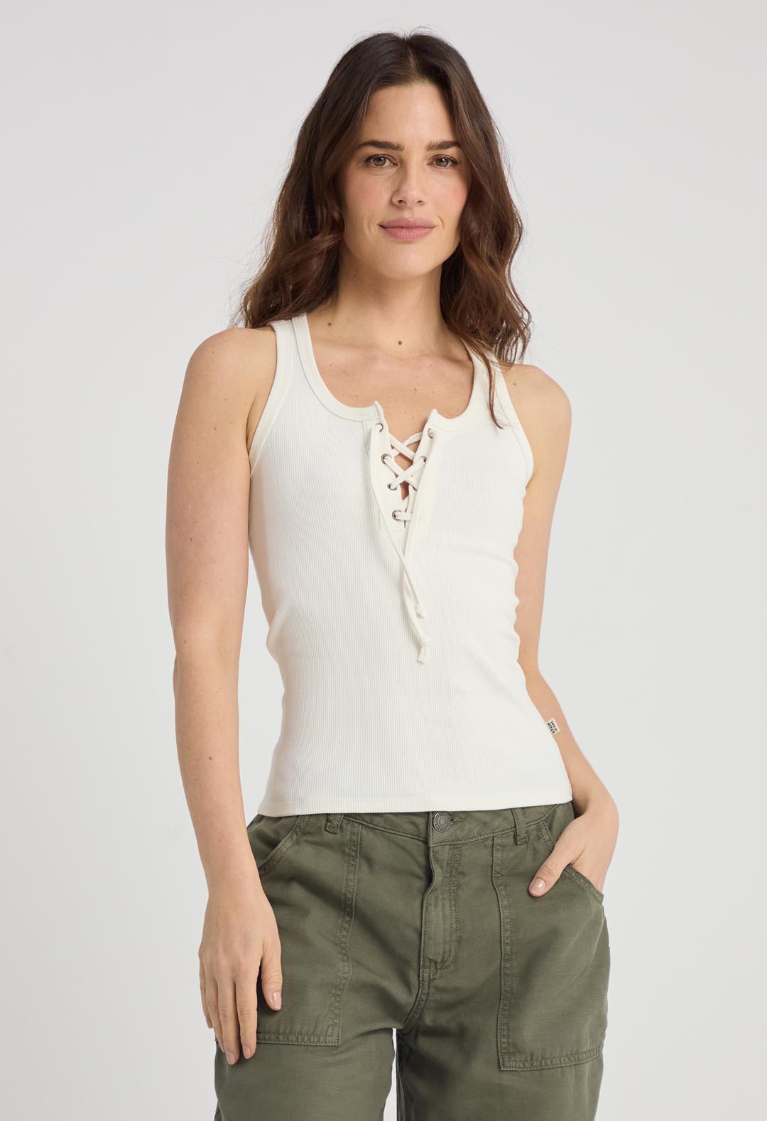 Camiseta marfil con ojaletes para mujer