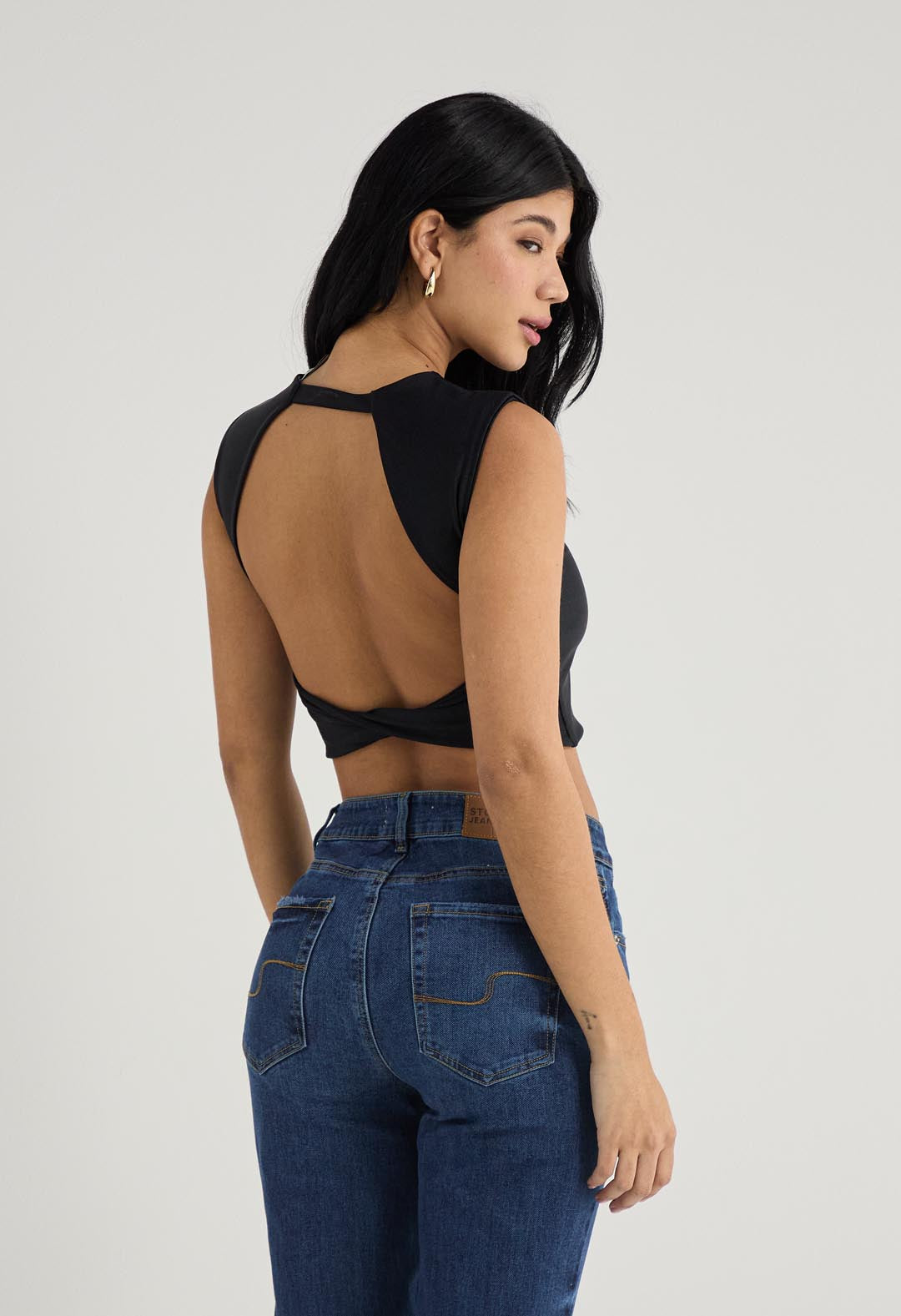 Camiseta negra con escote en espalda para mujer