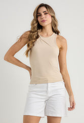 Camiseta arena con entorchado en hombro para mujer