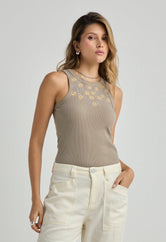 Camiseta taupe con apliques bordados para mujer