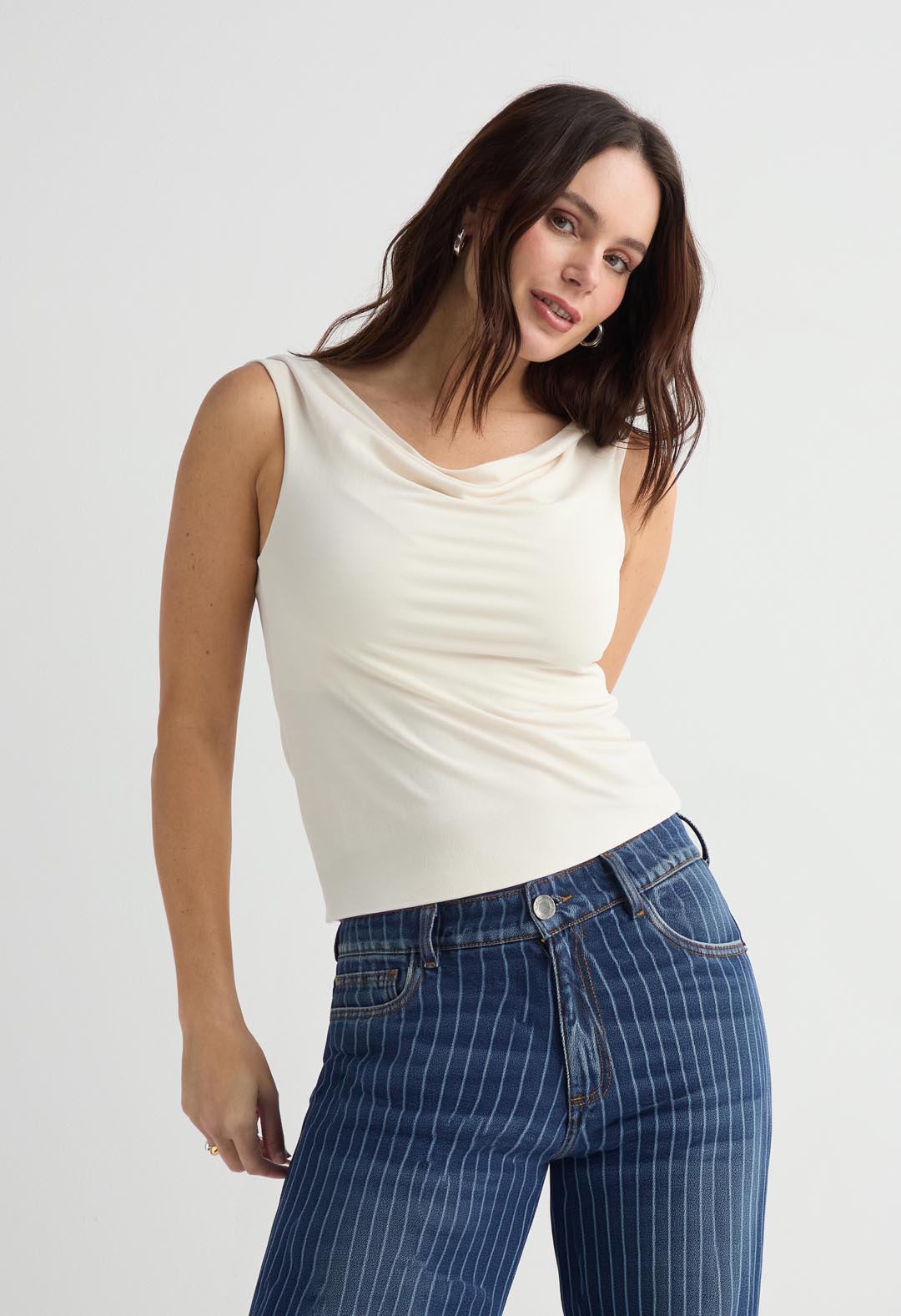 Camiseta marfil cuello bandeja para mujer