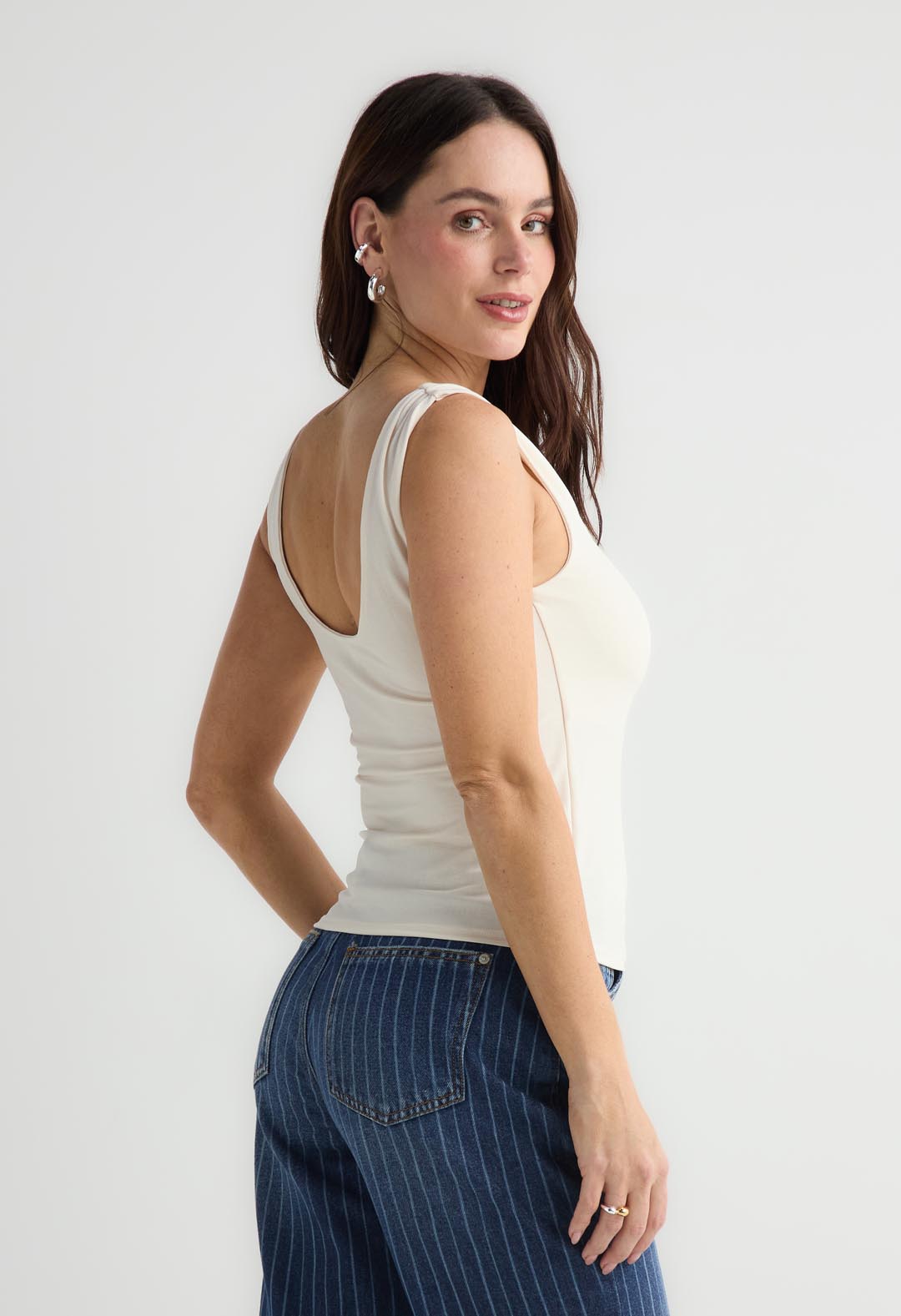 Camiseta marfil cuello bandeja para mujer