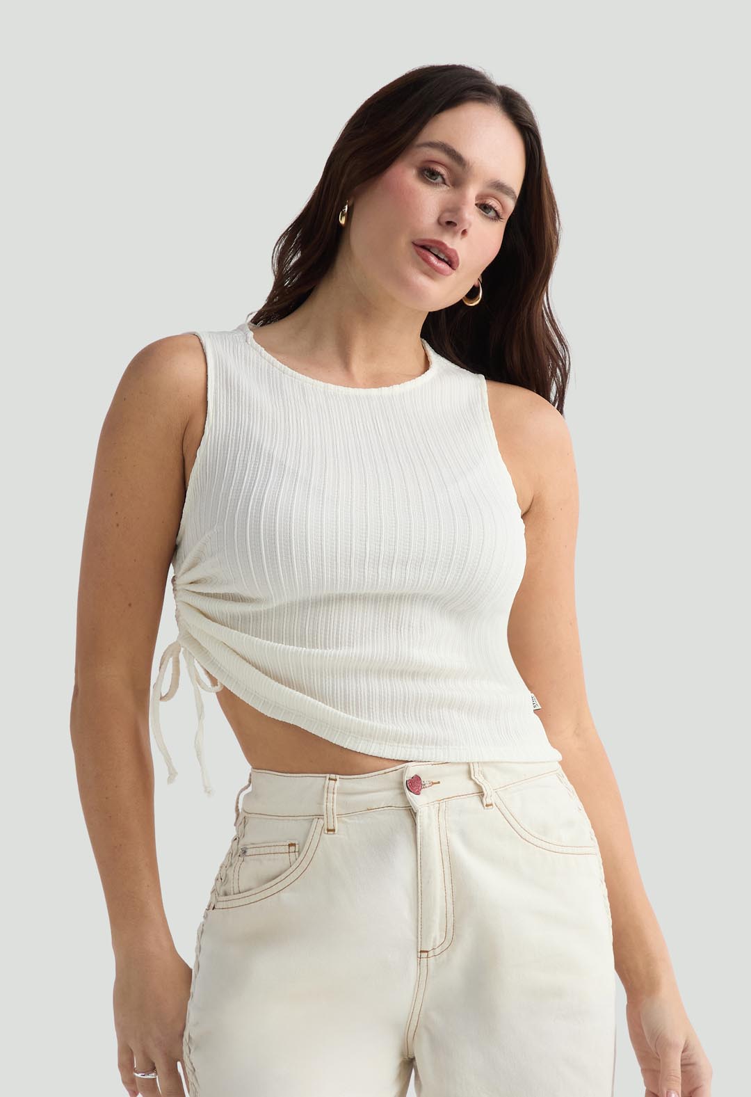 Camiseta marfil con recogido en costado para mujer