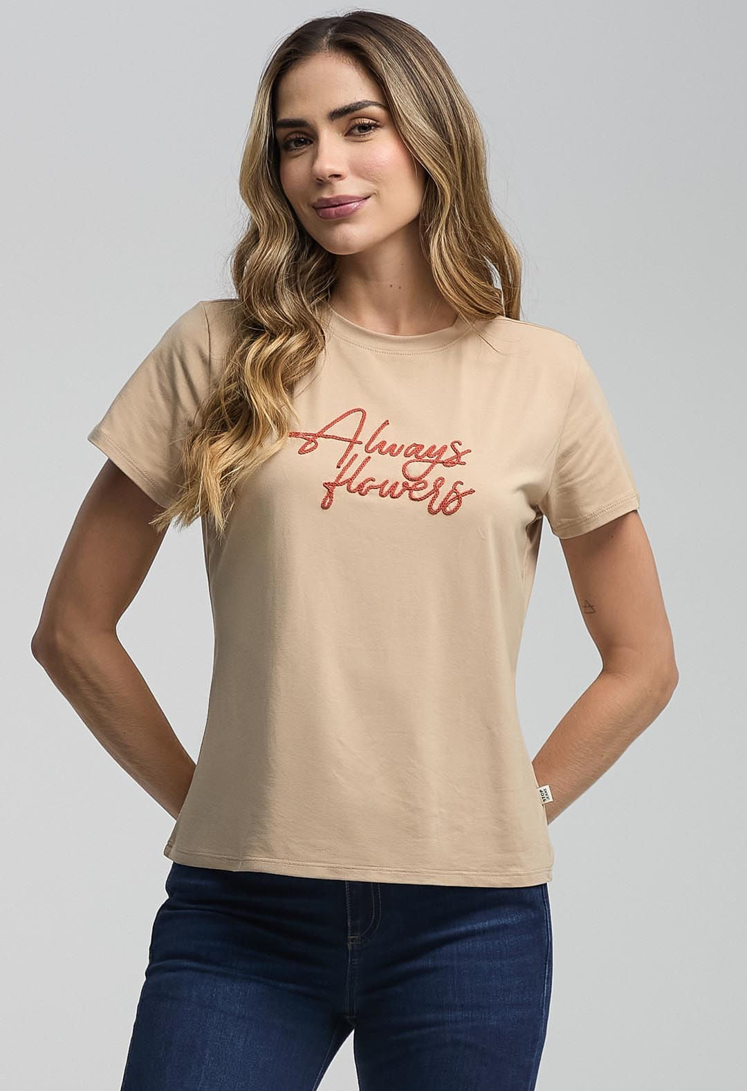 Camiseta arena bordada para mujeres