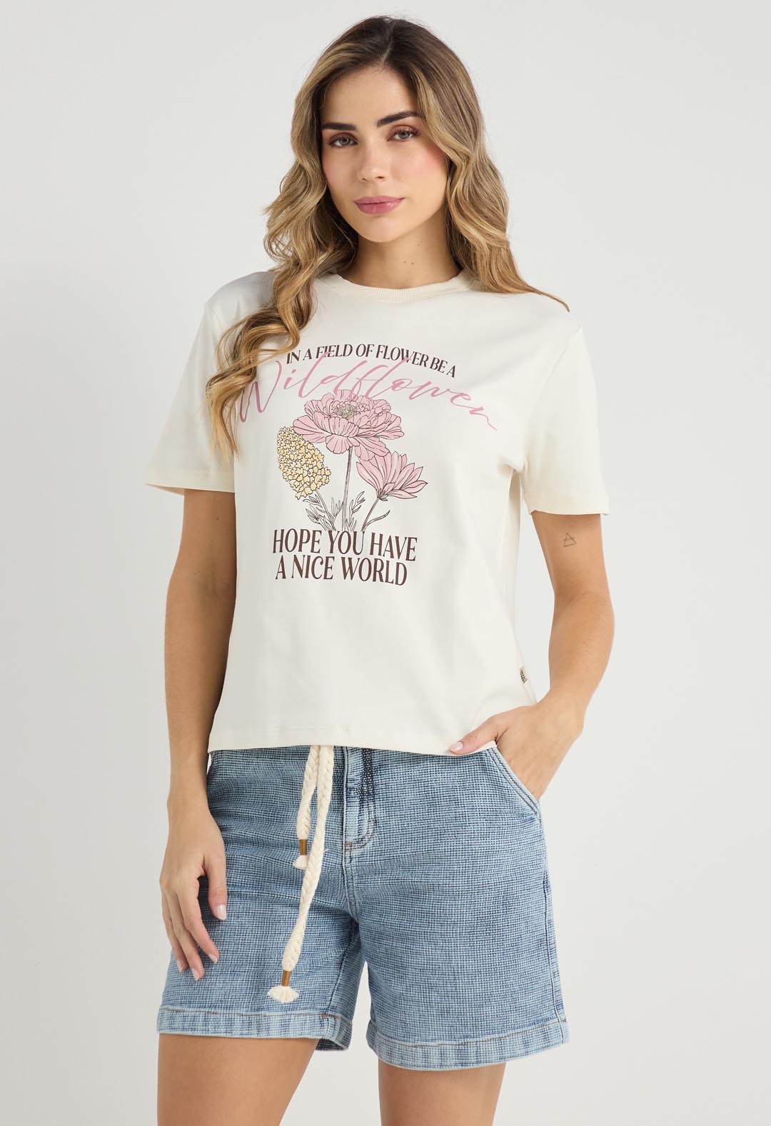 Camiseta marfil bordada para mujeres