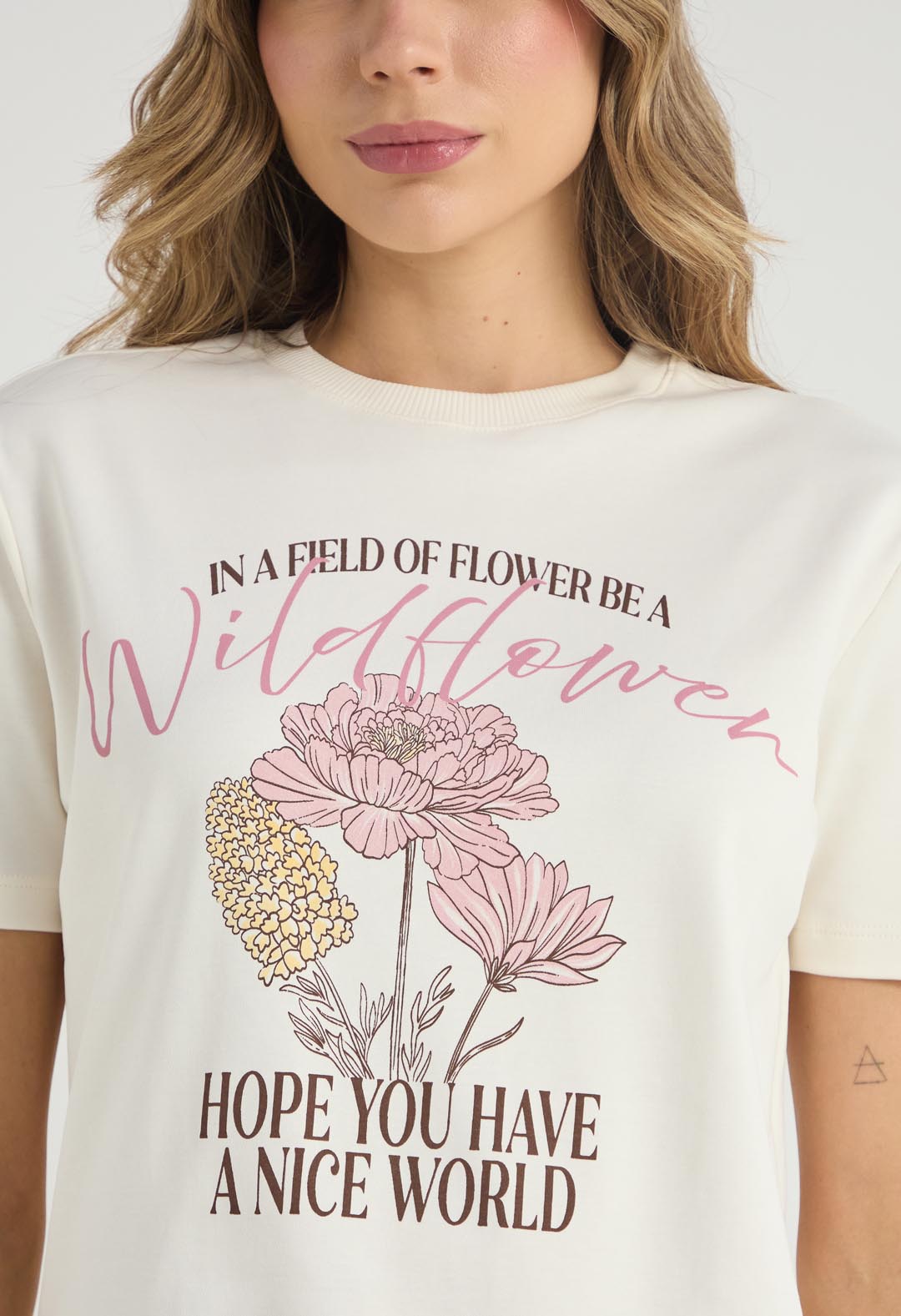 Camiseta marfil bordada para mujeres