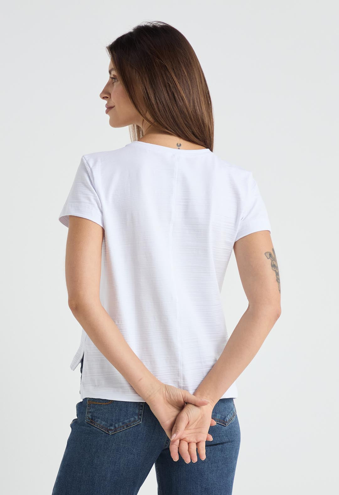 Camiseta blanco con abertura en costados para mujeres