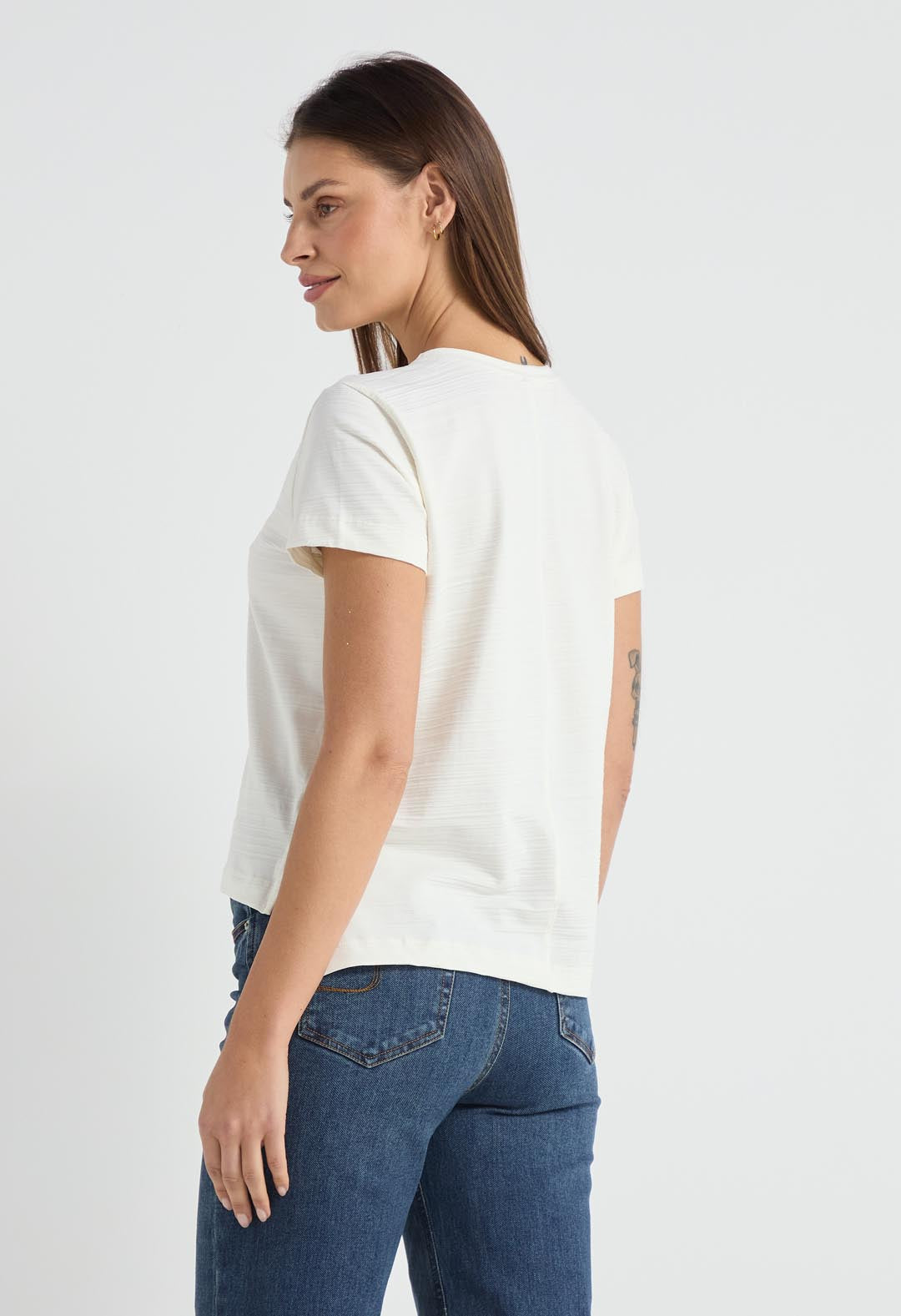 Camiseta marfil1 con abertura en costados para mujeres