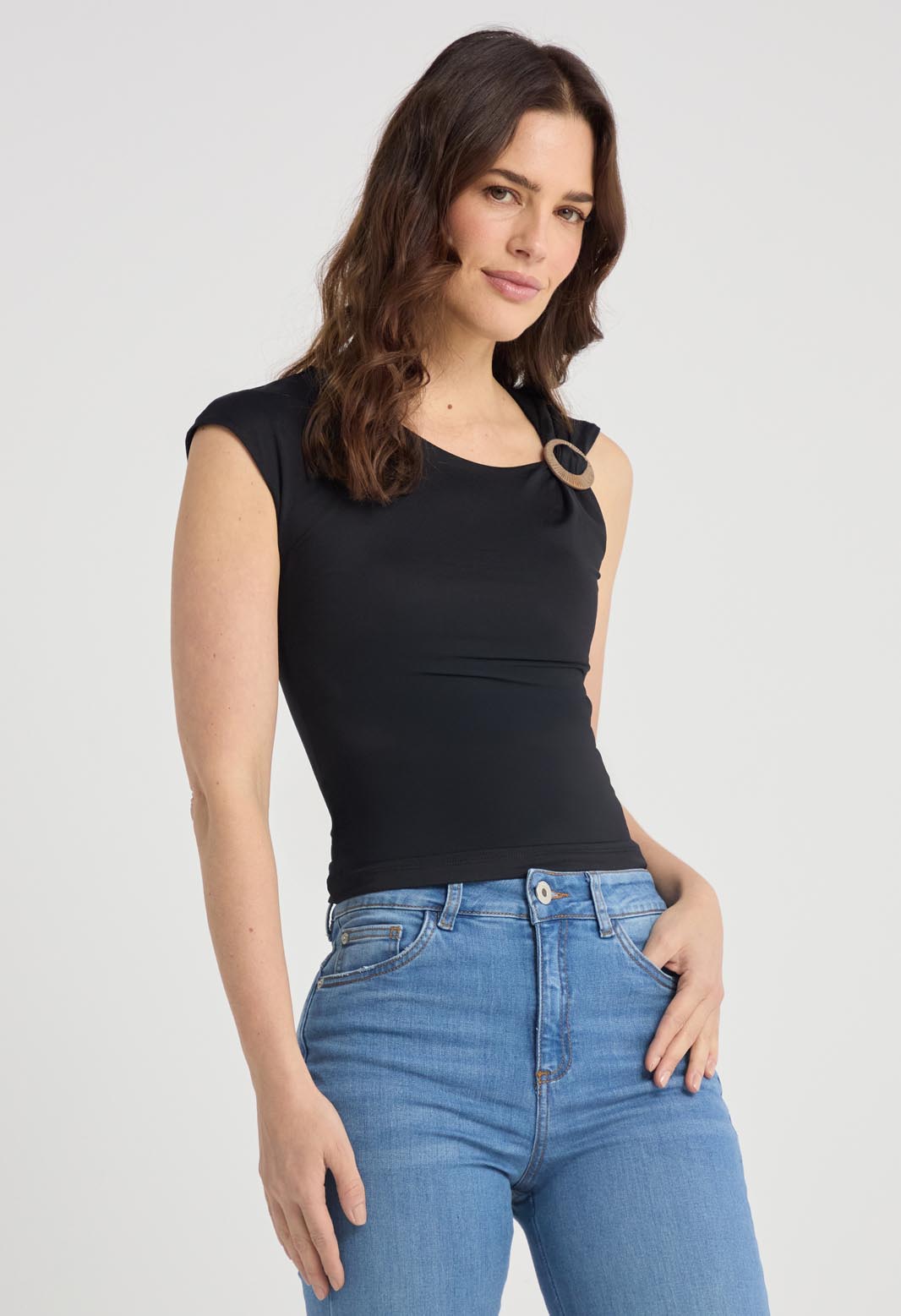 Camiseta negra con argolla para mujeres