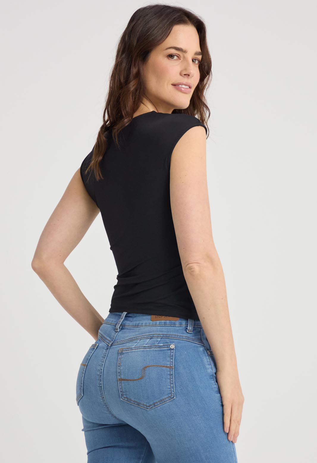 Camiseta negra con argolla para mujeres