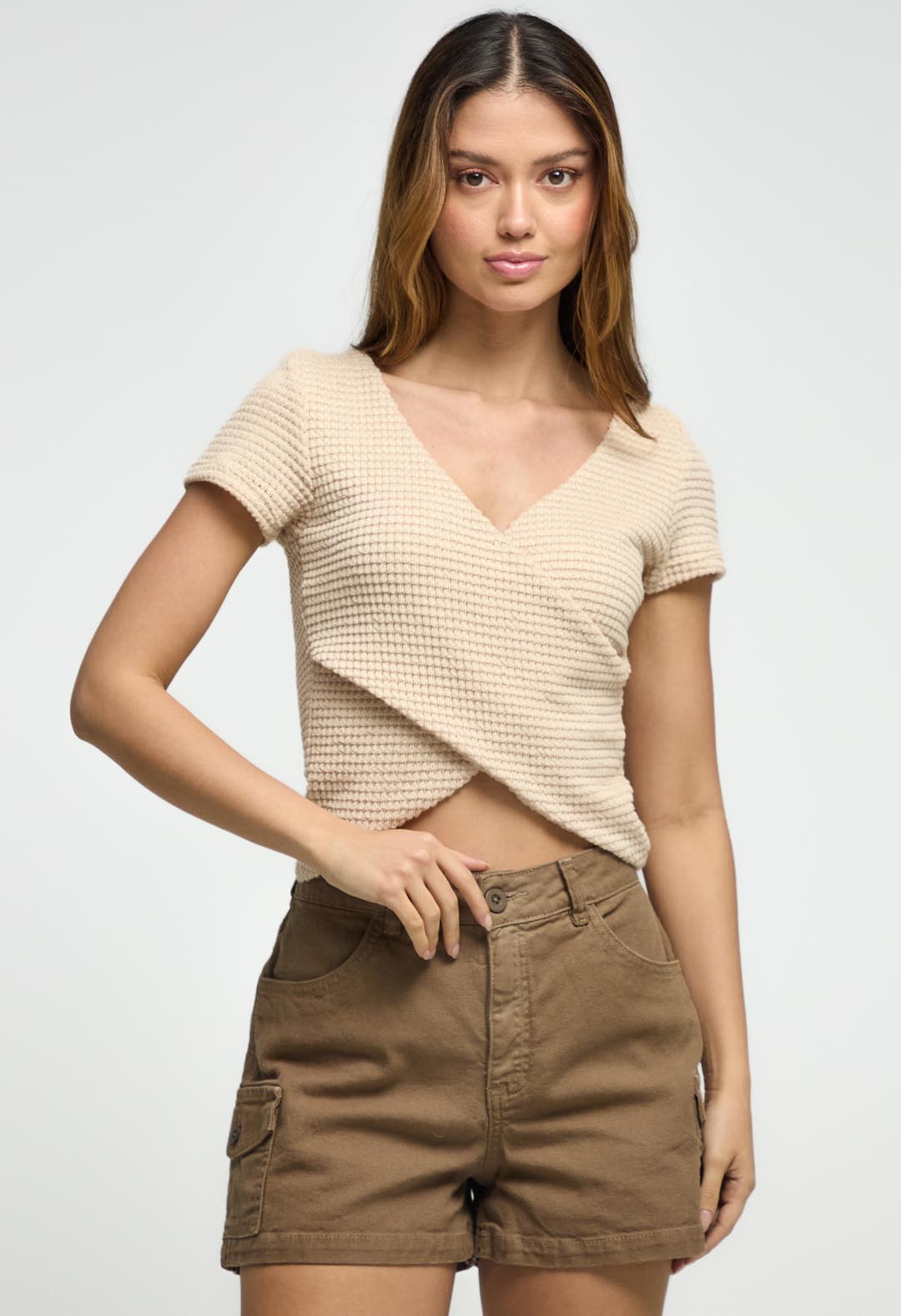 Camiseta arena cruzada en frente para mujeres
