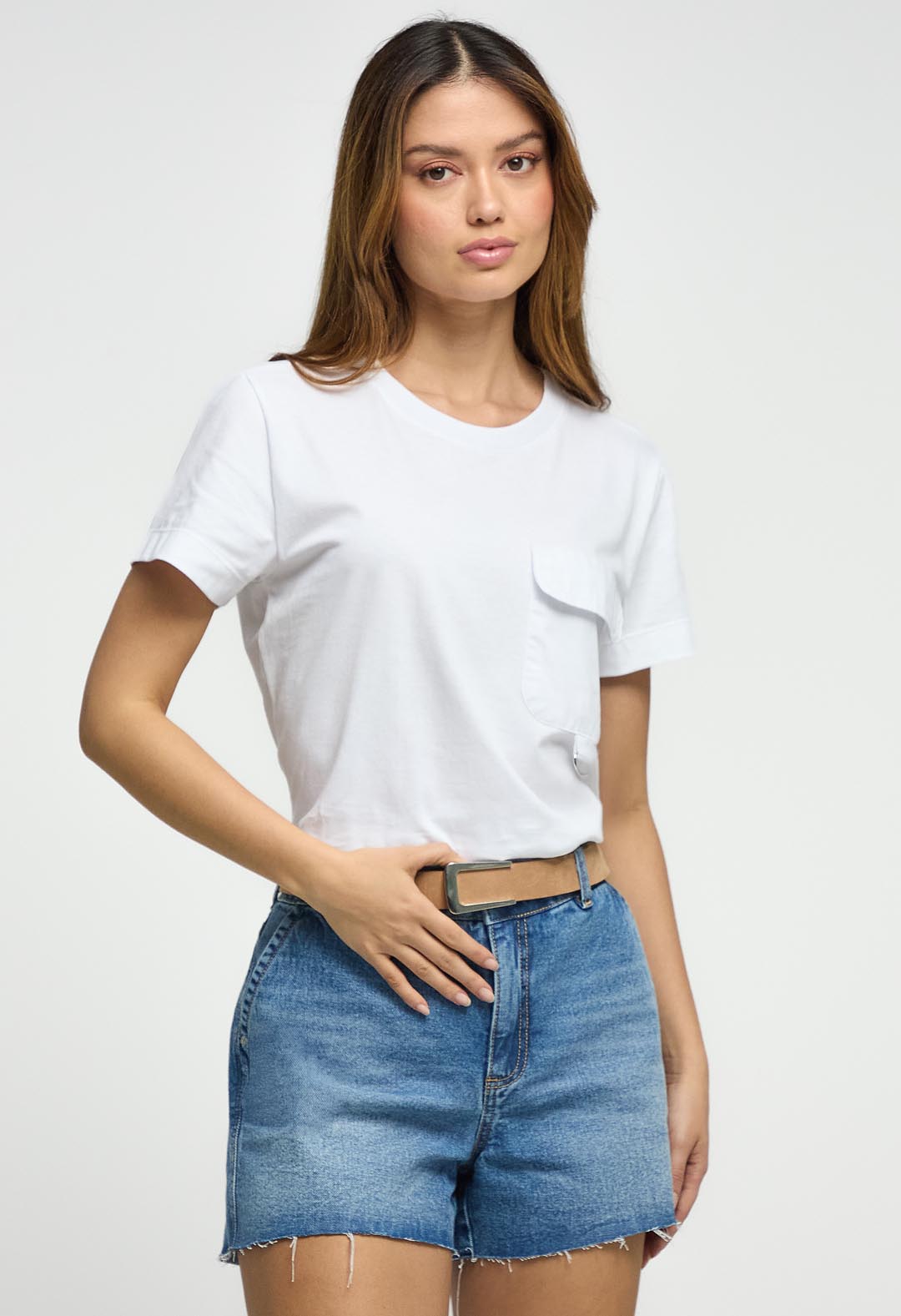 Camiseta blanca con bolsillo en popelina para mujeres