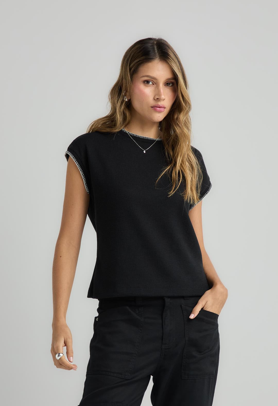 Camiseta negra en tela galleta para mujeres