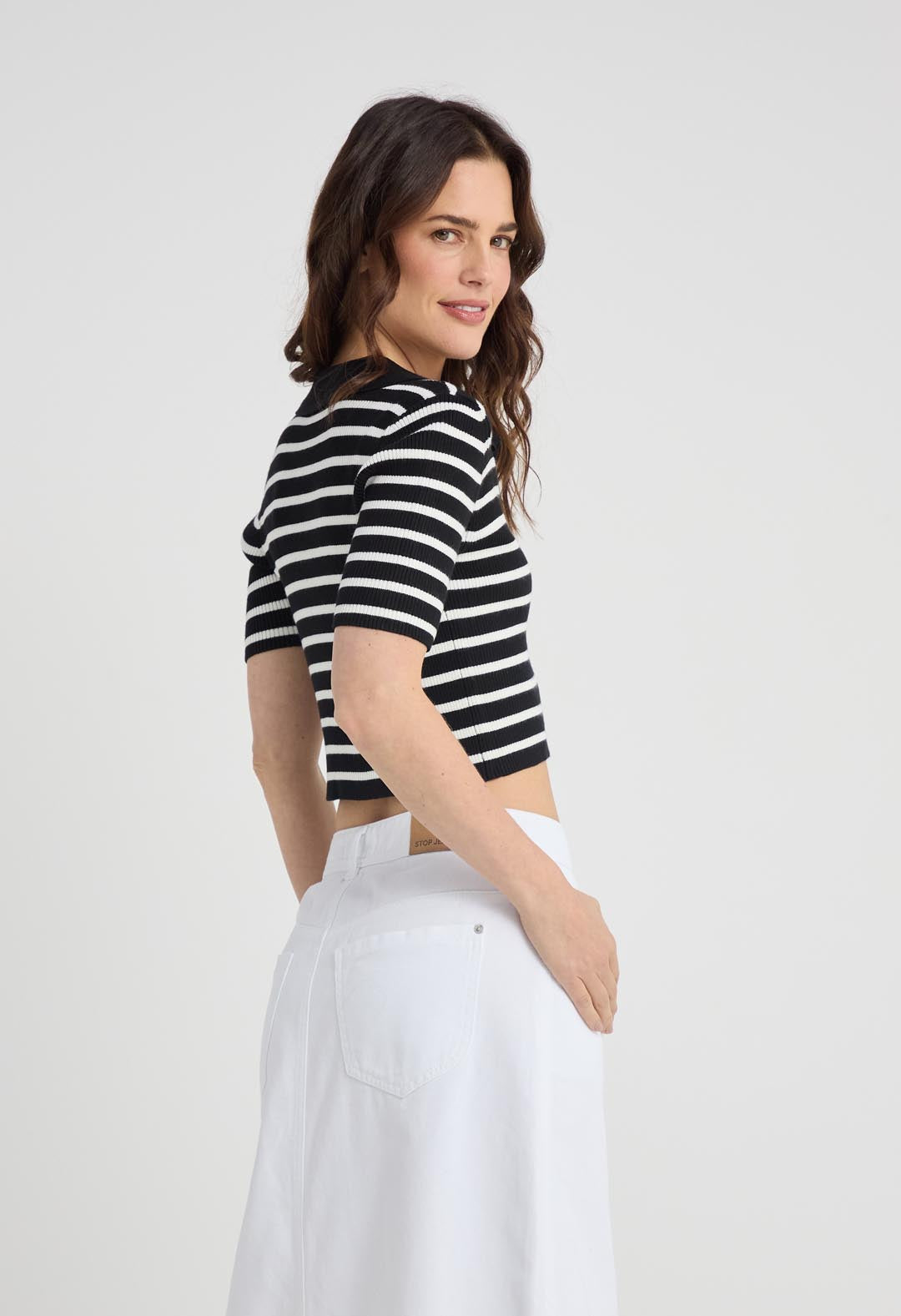 Camiseta blanca con cuello camisero para mujer