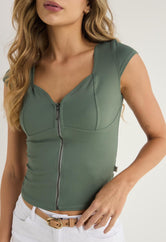 Camiseta verde oscuro ajustada para mujeres