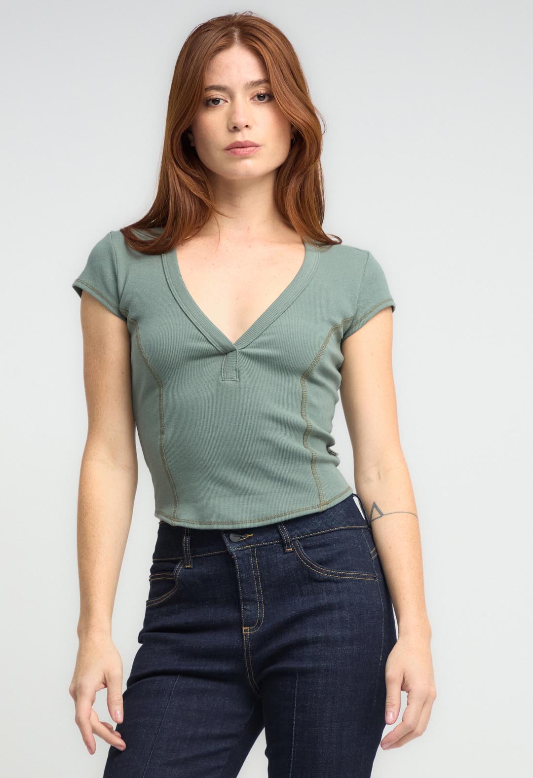 Camiseta verde oscuro con cortes para mujeres
