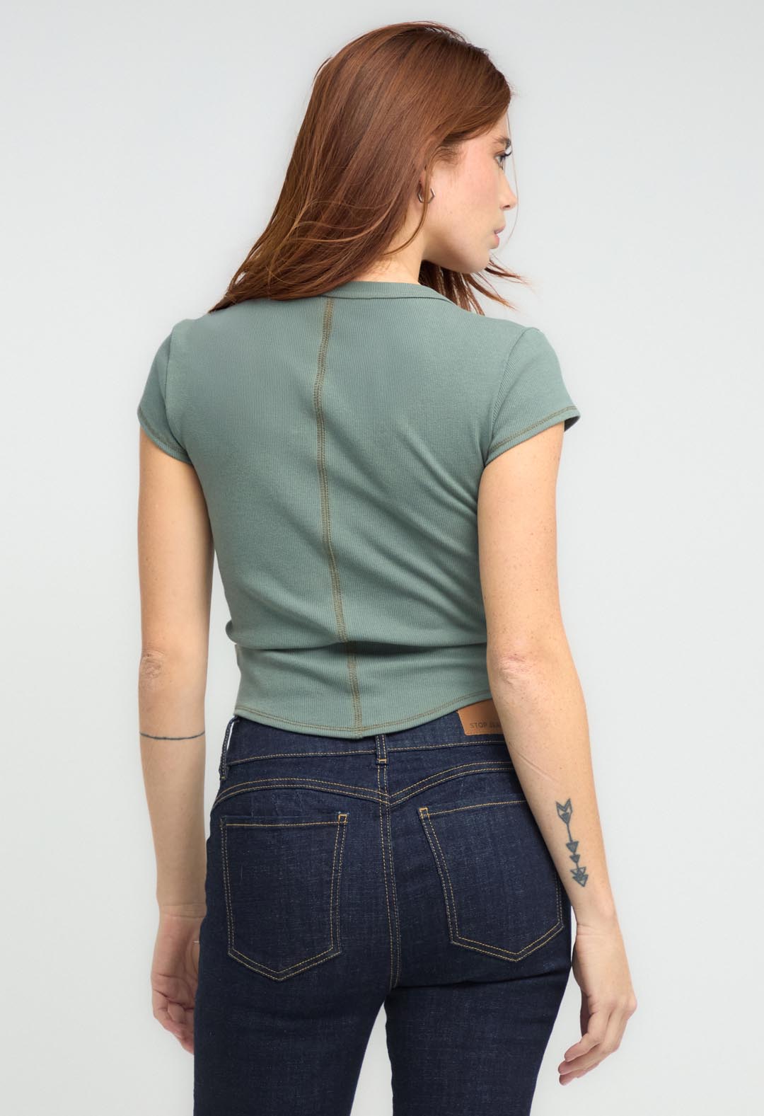 Camiseta verde oscuro con cortes para mujeres