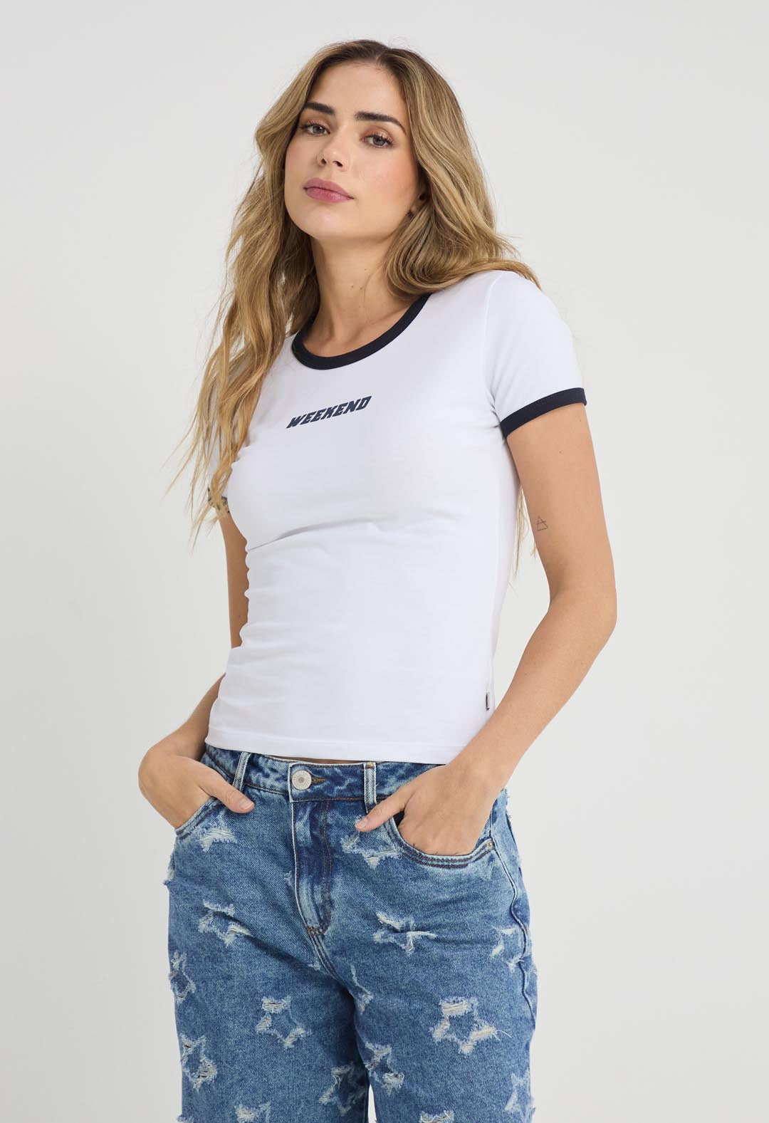 Camiseta blanca con piezas en contraste para mujer