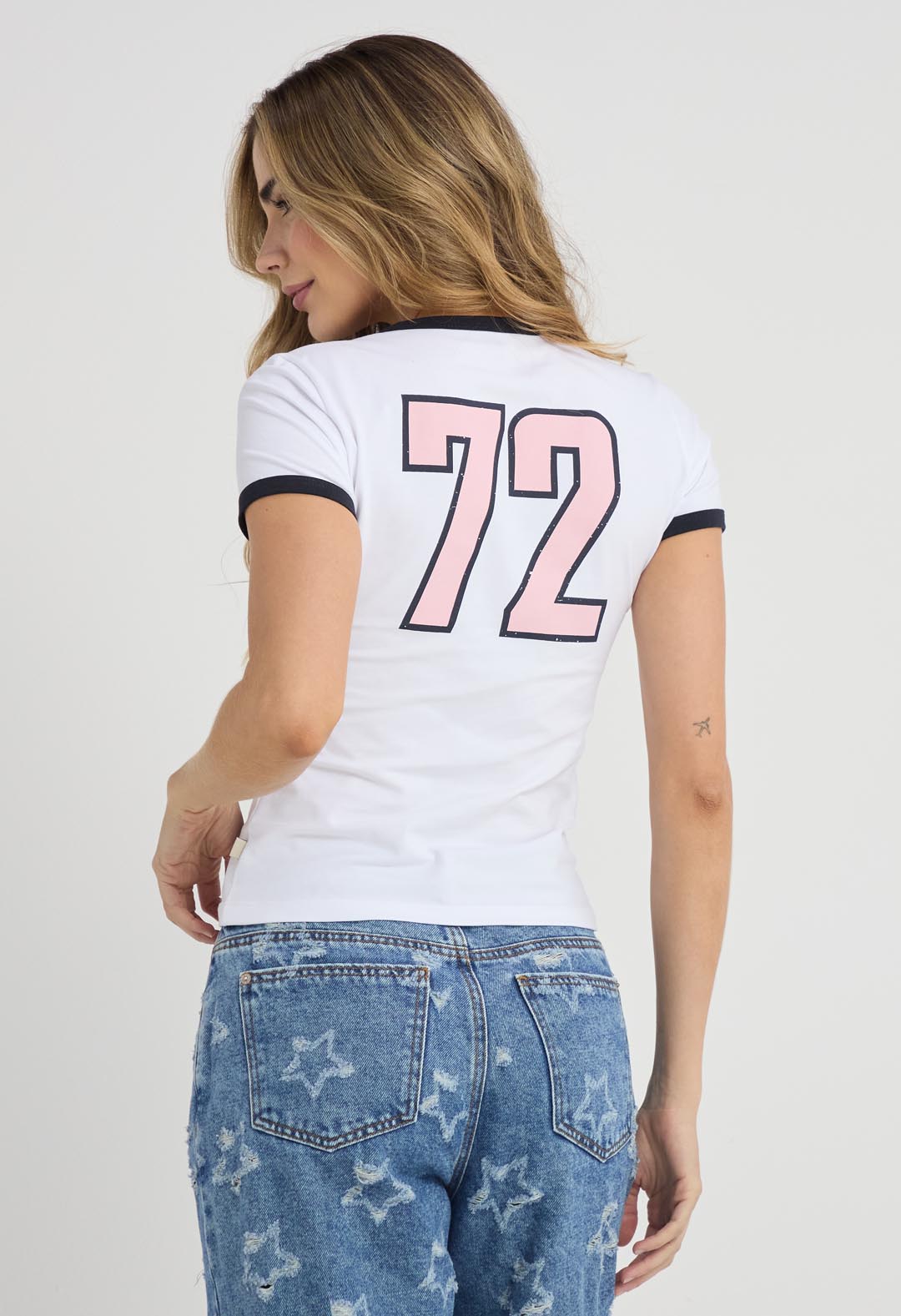 Camiseta blanca con piezas en contraste para mujer