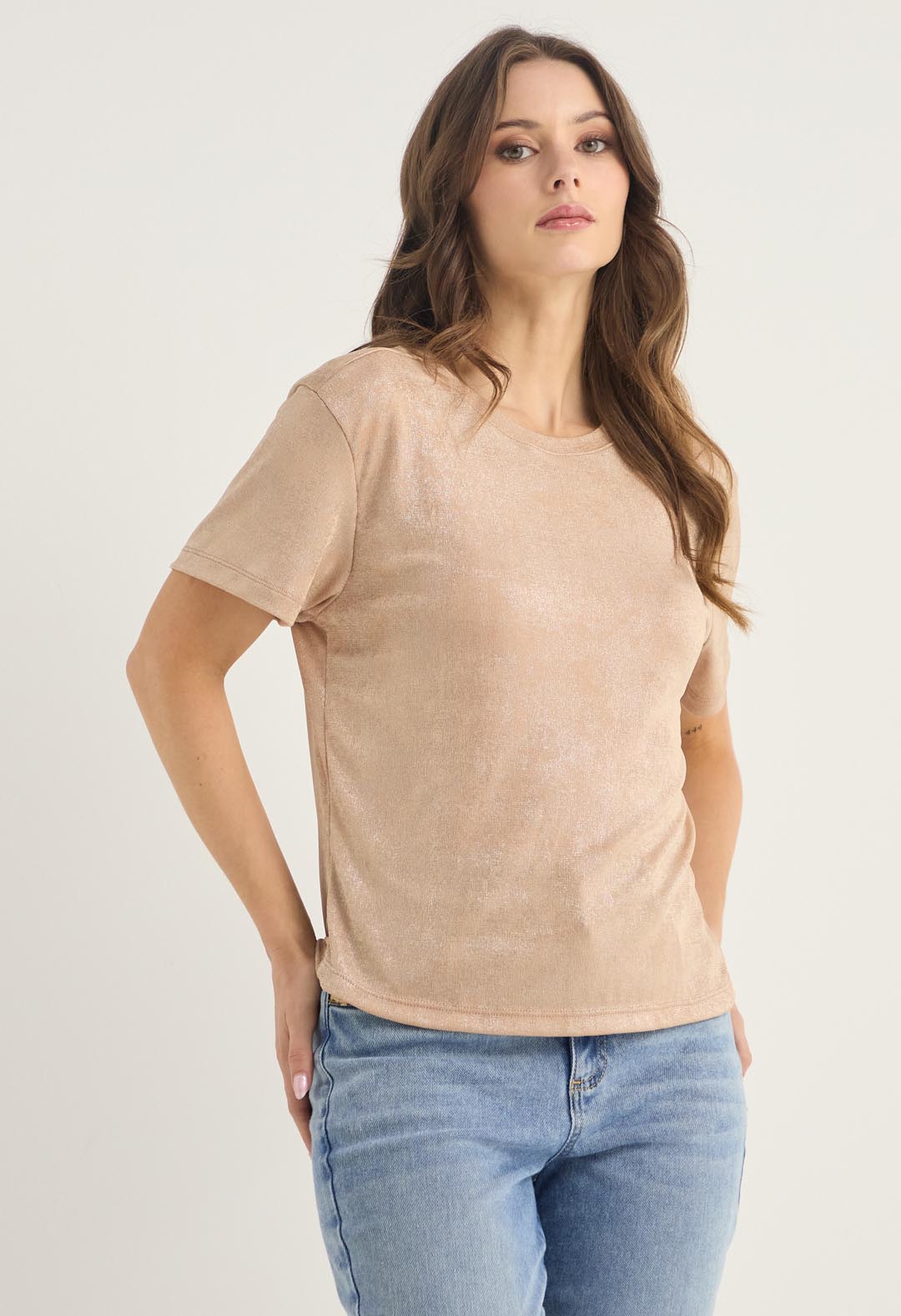 Camiseta arena con tela brillante para mujer